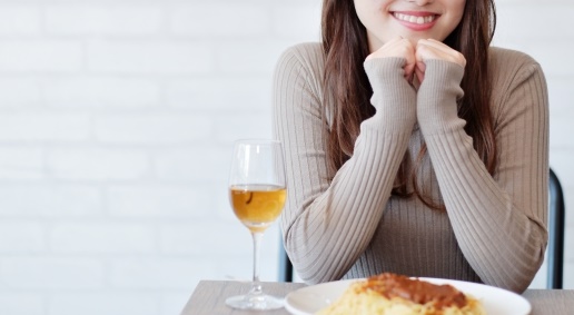 日本一名39歲男子與28歲元配、24歲二房兼養女聯手仙人跳、偷拍大量性愛片牟利,受害女性甚至高達約100人,相關影片多達1000支。示意圖。(翻攝自photoAC)