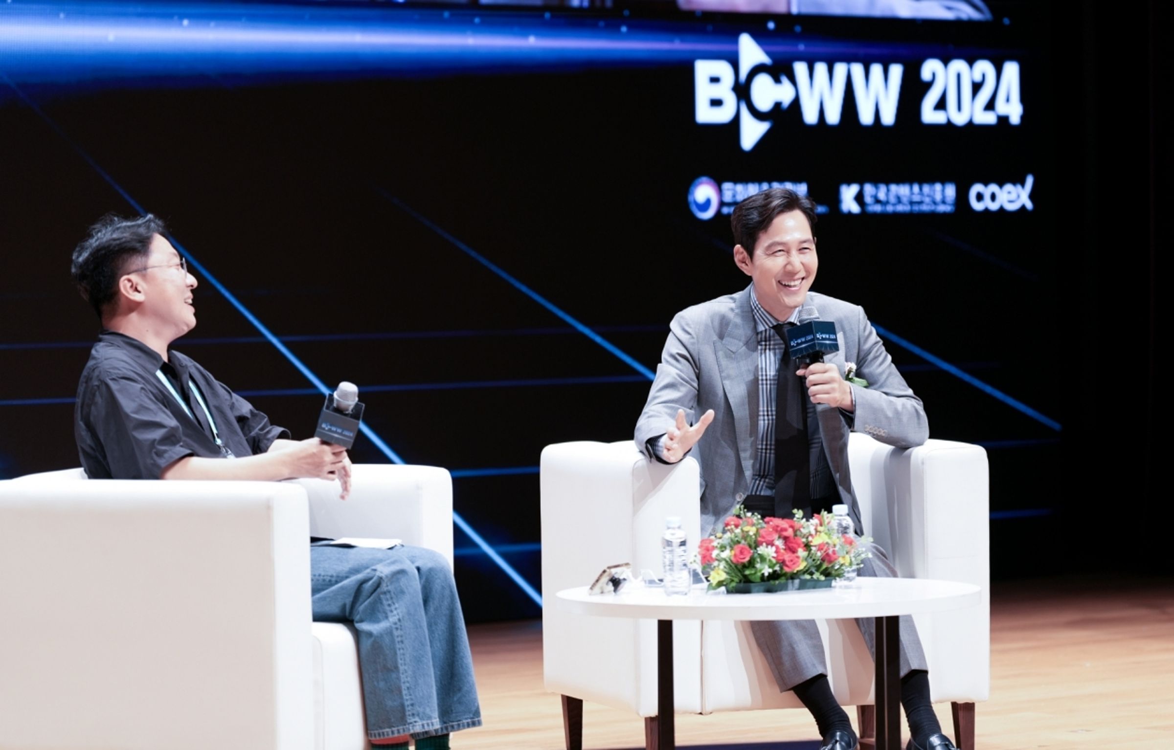 李政宰（右）以特別講師身分出席首爾國際電視展座談活動，分享入行來的心路歷程。（韓國文化產業振興院提供）