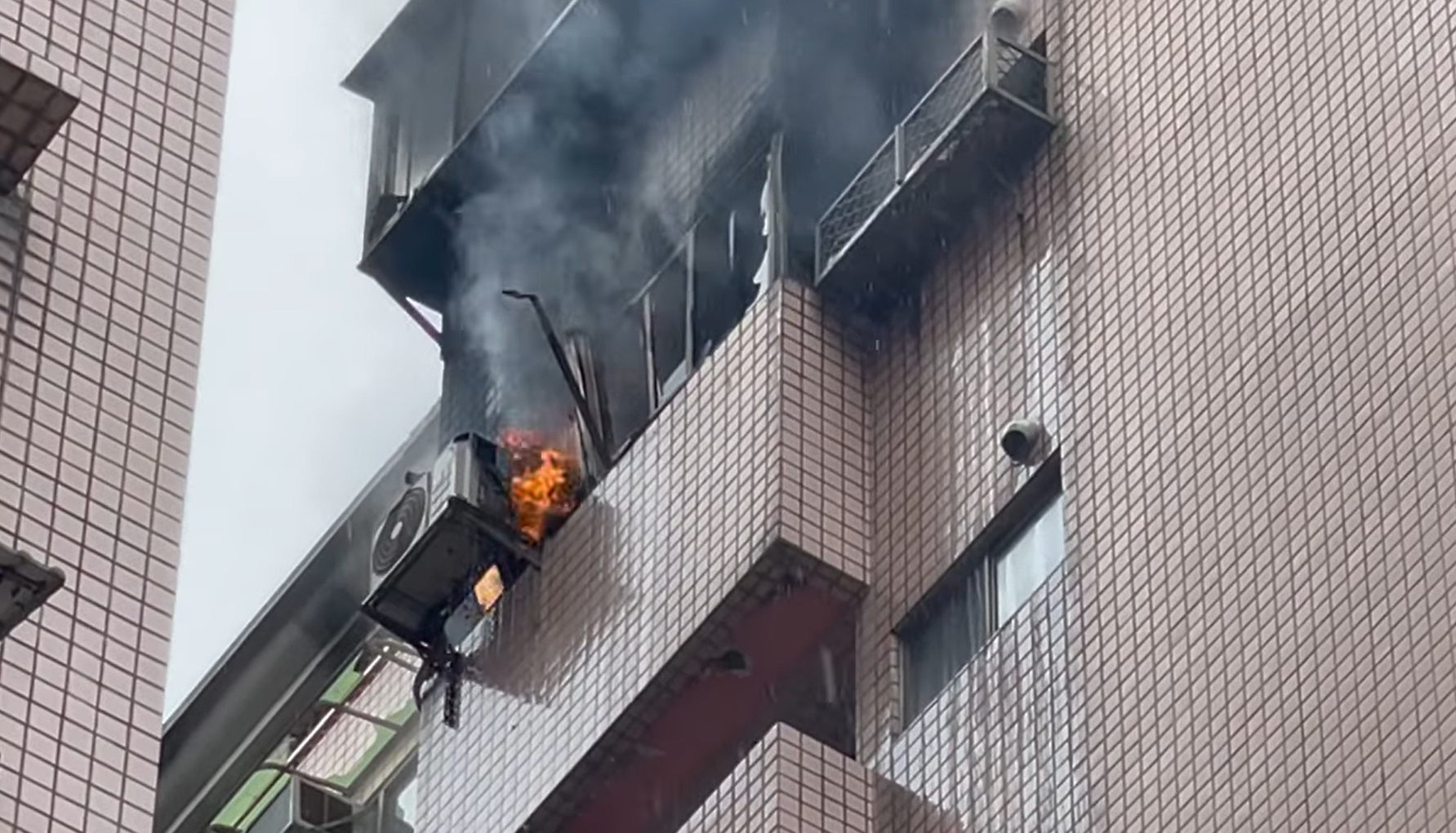 新北市淡水區一處社區大樓21日上午發生火警，導致3名消防受傷。（翻攝畫面）