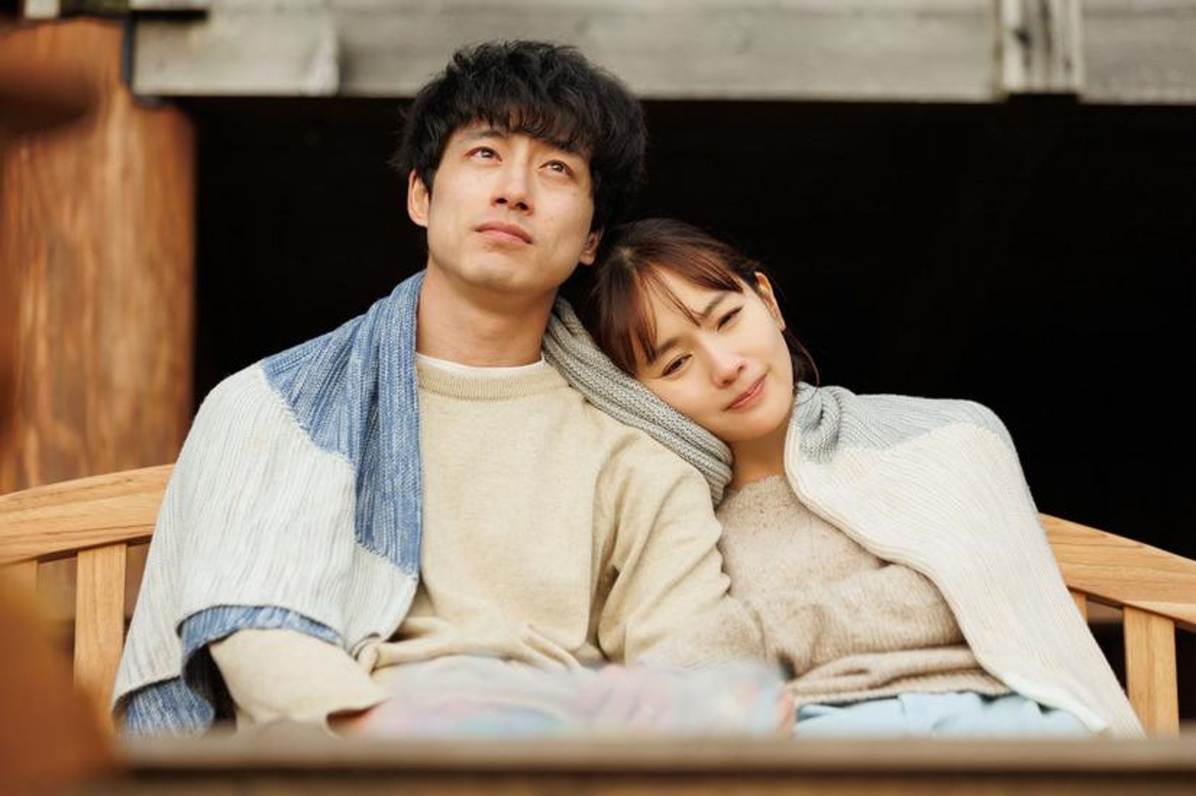 中村友理與坂口健太郎合作《再見的延續》,劇中飾演夫妻,兩人有多場細膩的情感對手戲。(網路圖片)