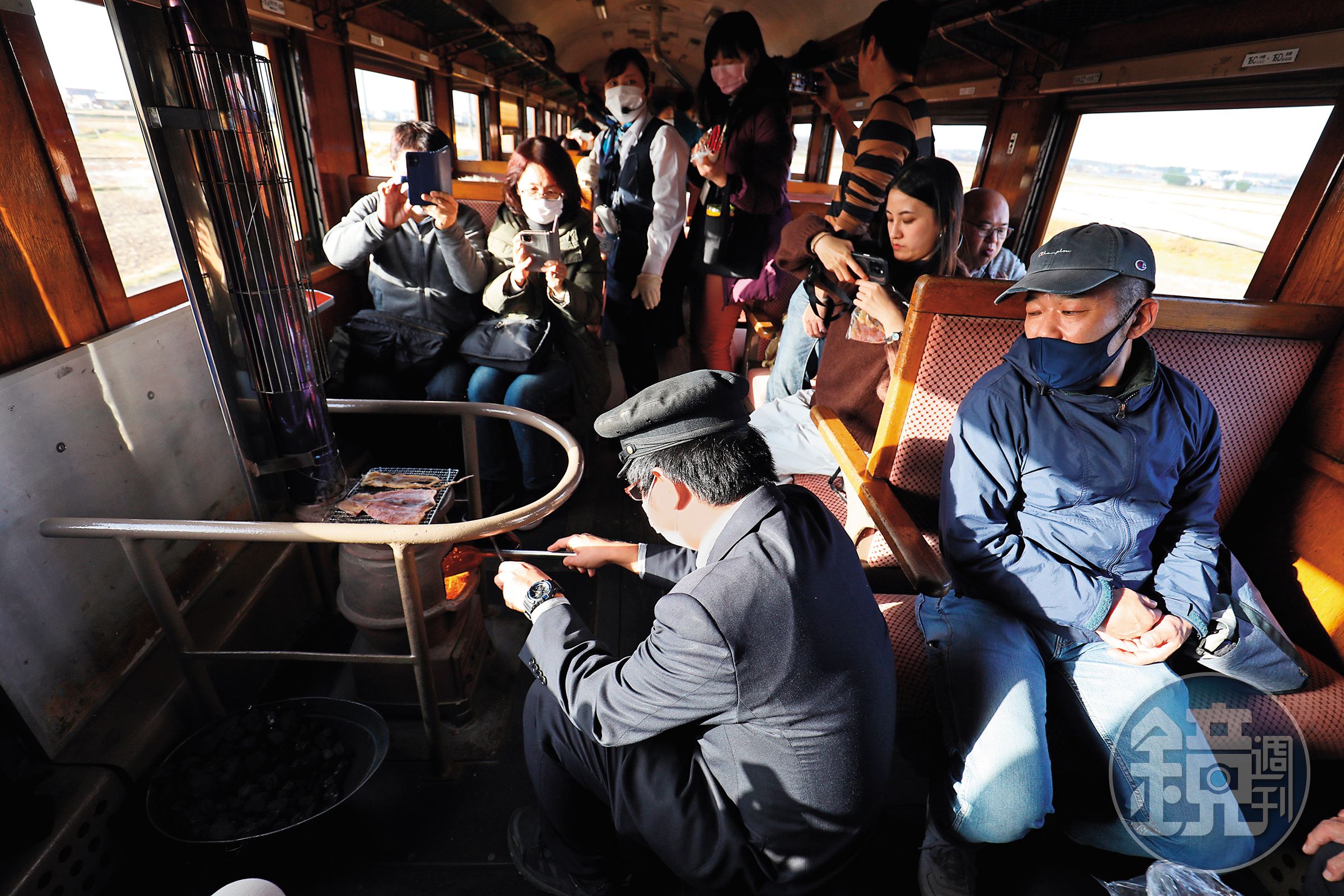 已有百年歷史的火爐列車,吸引來自各地的觀光客,當列車員為火爐加炭時,所有乘客都擠過來拍照。