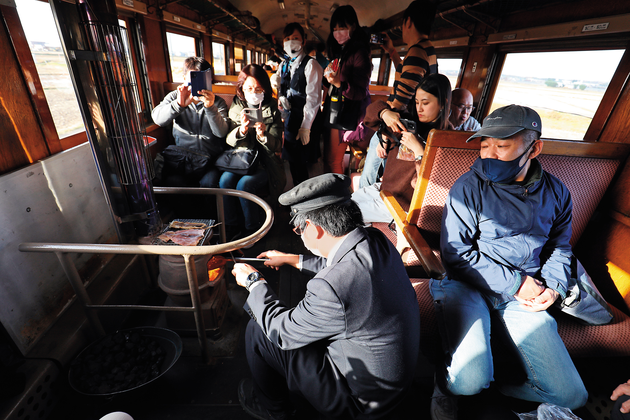 已有百年歷史的火爐列車，吸引來自各地的觀光客，當列車員為火爐加炭時，所有乘客都擠過來拍照。