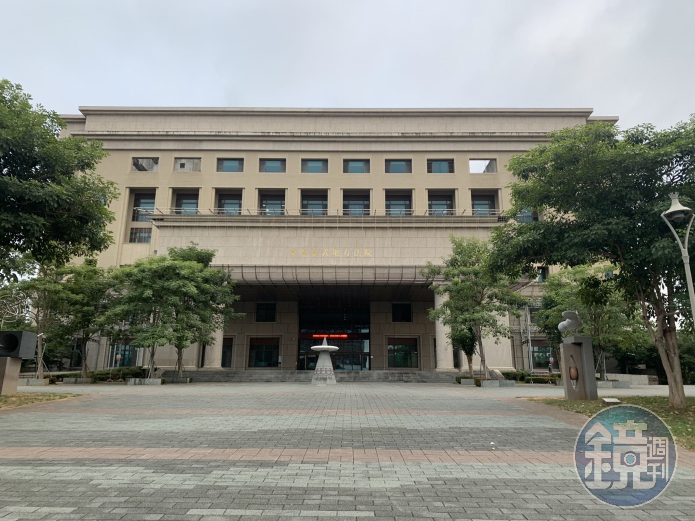 嘉義地院簡易庭法官針對在咖啡店竊電、不消費的吳女，判處罰款2千元，可折抵服勞役2日。（本刊資料照）