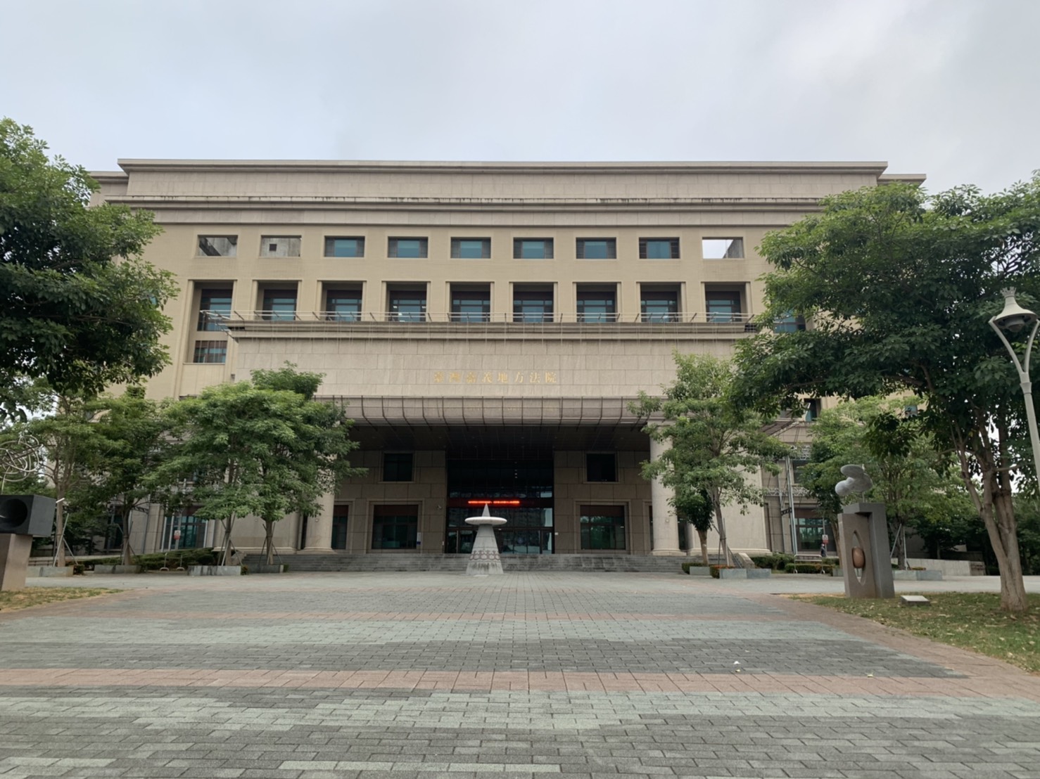 嘉義地院簡易庭法官針對在咖啡店竊電、不消費的吳女，判處罰款2千元，可折抵服勞役2日。（本刊資料照）