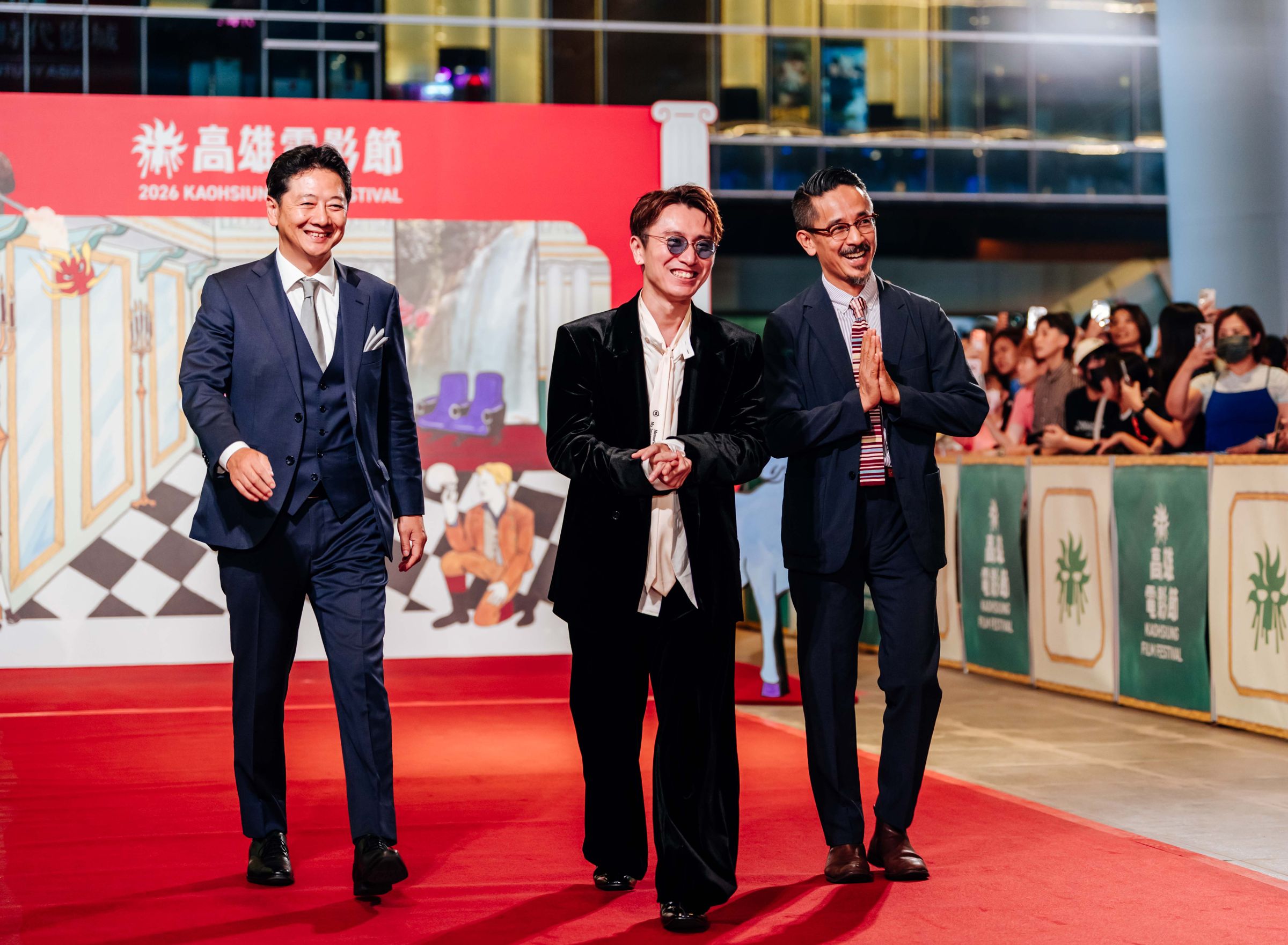 日片《平行與垂直》製作人佐藤現、演員安田章大與導演小林聖太郎帥氣踏上紅毯，親切向熱情影迷致意。（高雄電影節提供）