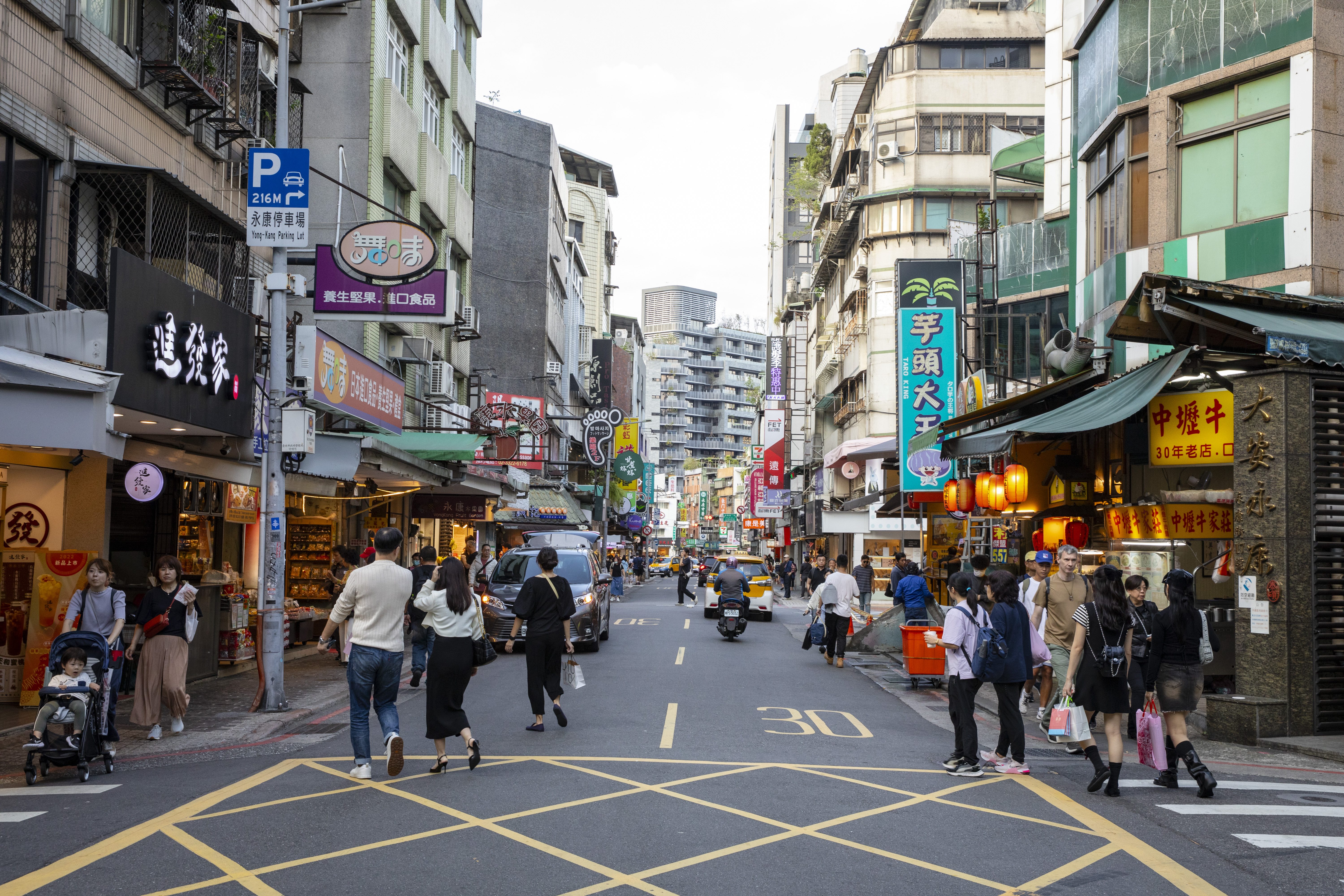 據統計，士林夜市、九份、永康街及台北捷運中山站等地較易發生外國旅客遭竊案件。圖為永康街。（本刊資料照）