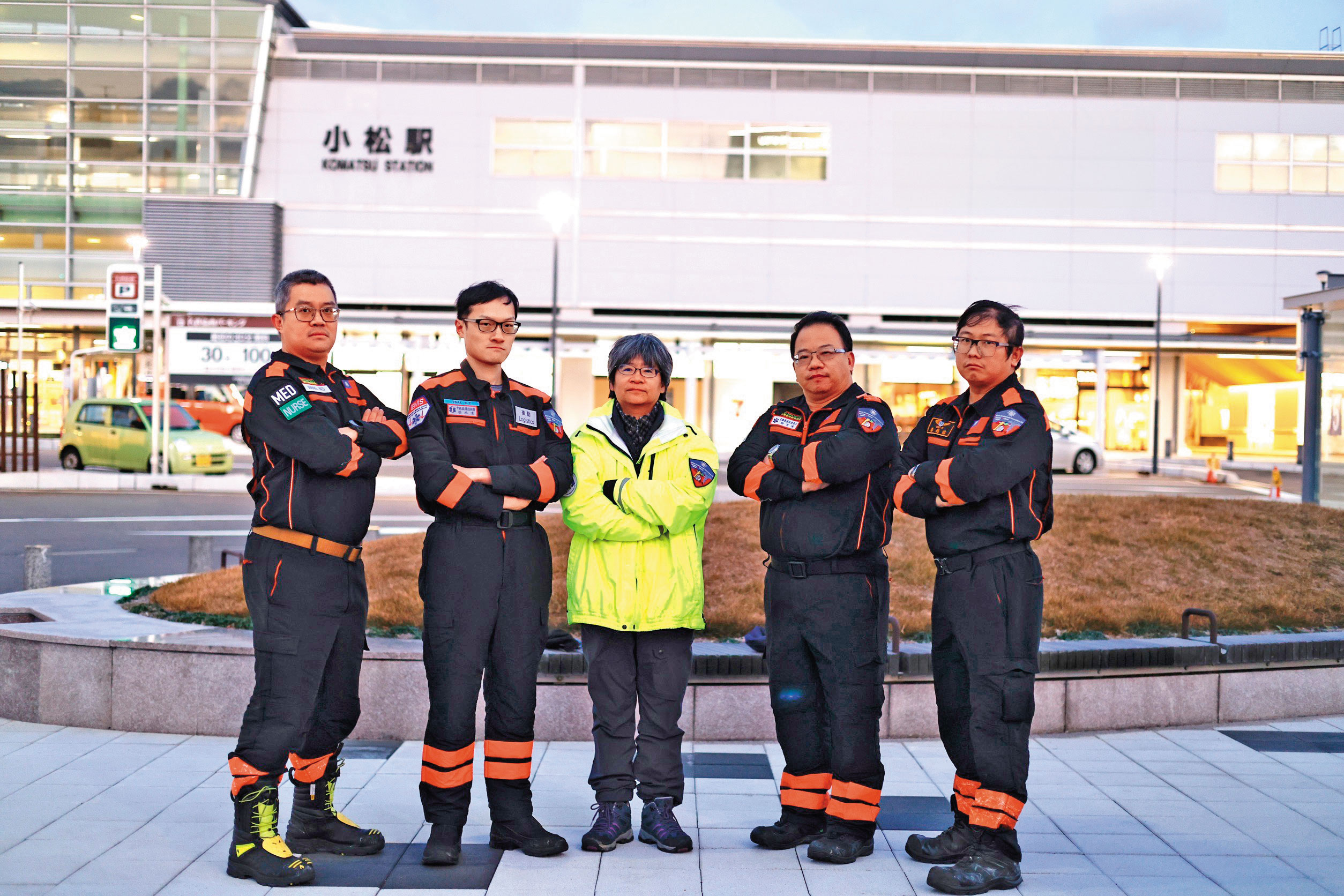 1月10日，台灣災難醫療發展協會派遣到能登半島支援的先遣隊，結束任務，從珠洲返回小松車站，接受本刊專訪。由左至右：護理師王為德、日文翻譯蔡承達、醫師蕭雅文、後勤柳育漢、高級救護技術員姜尚佑。