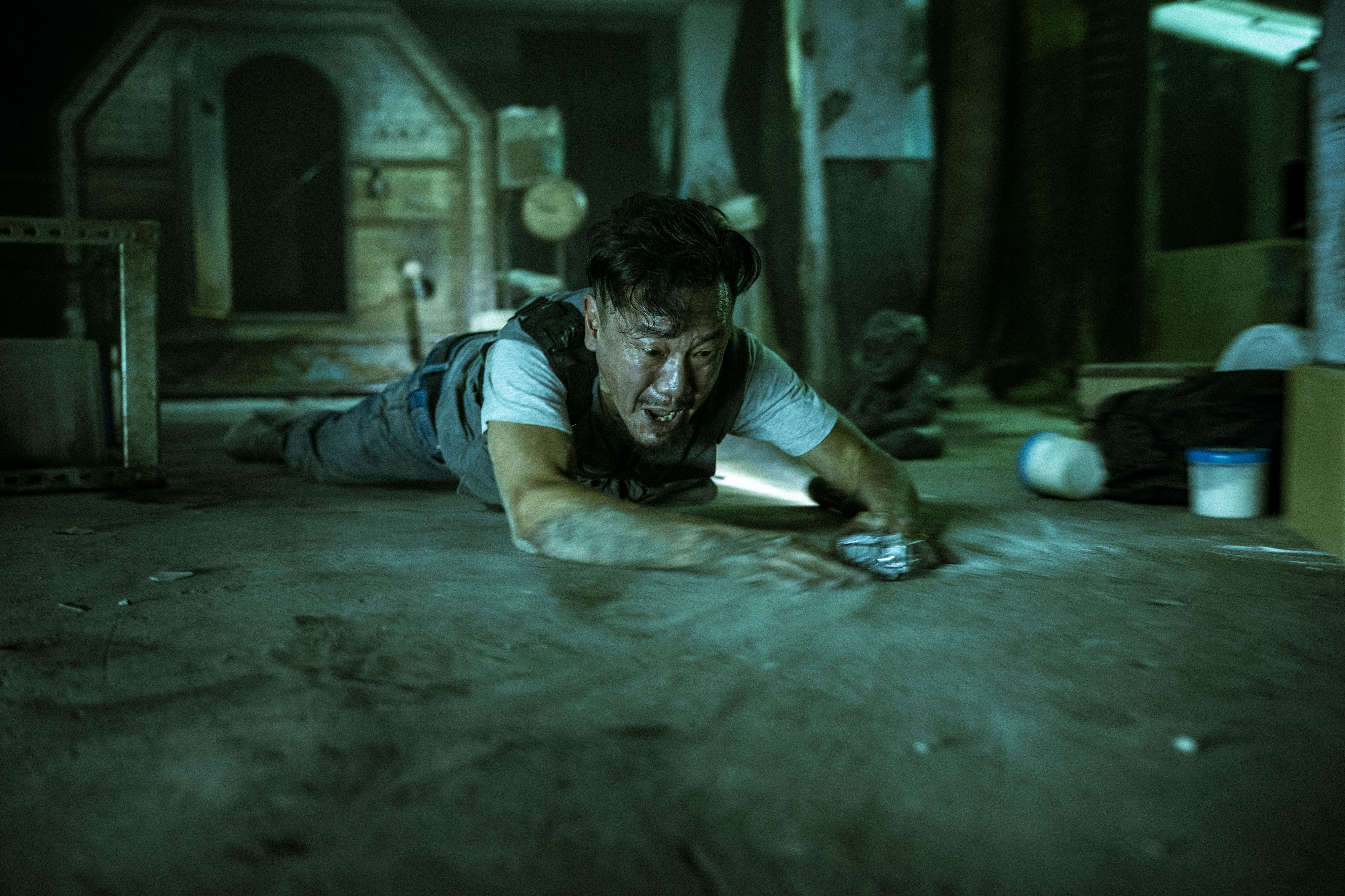 「鬼王」陳為民在電影《泥娃娃》觸怒邪靈，遭拖行數尺。（天予電影提供）