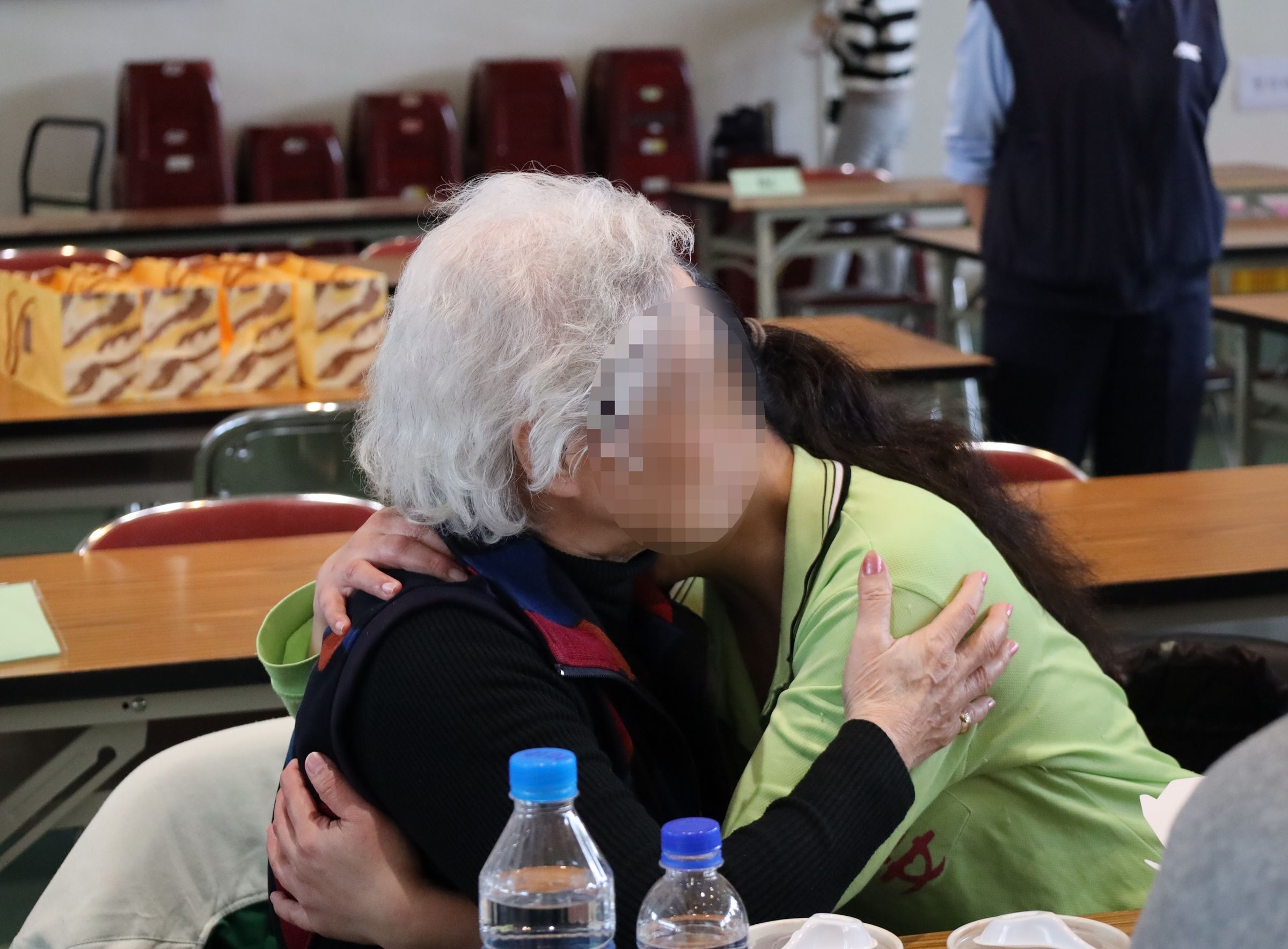 女受刑人抱著老母親哭。(女監提供)