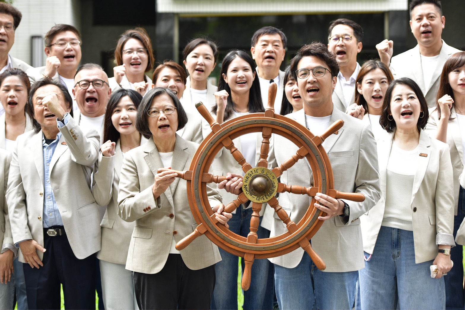 蔡英文與台北隊陪同沈伯洋登記參選。（鏡報李智為）