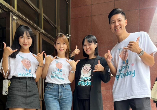 陳智菡等人穿上準備好的T-shirt為柯文哲獻上祝福。（翻攝自陳智菡臉書）