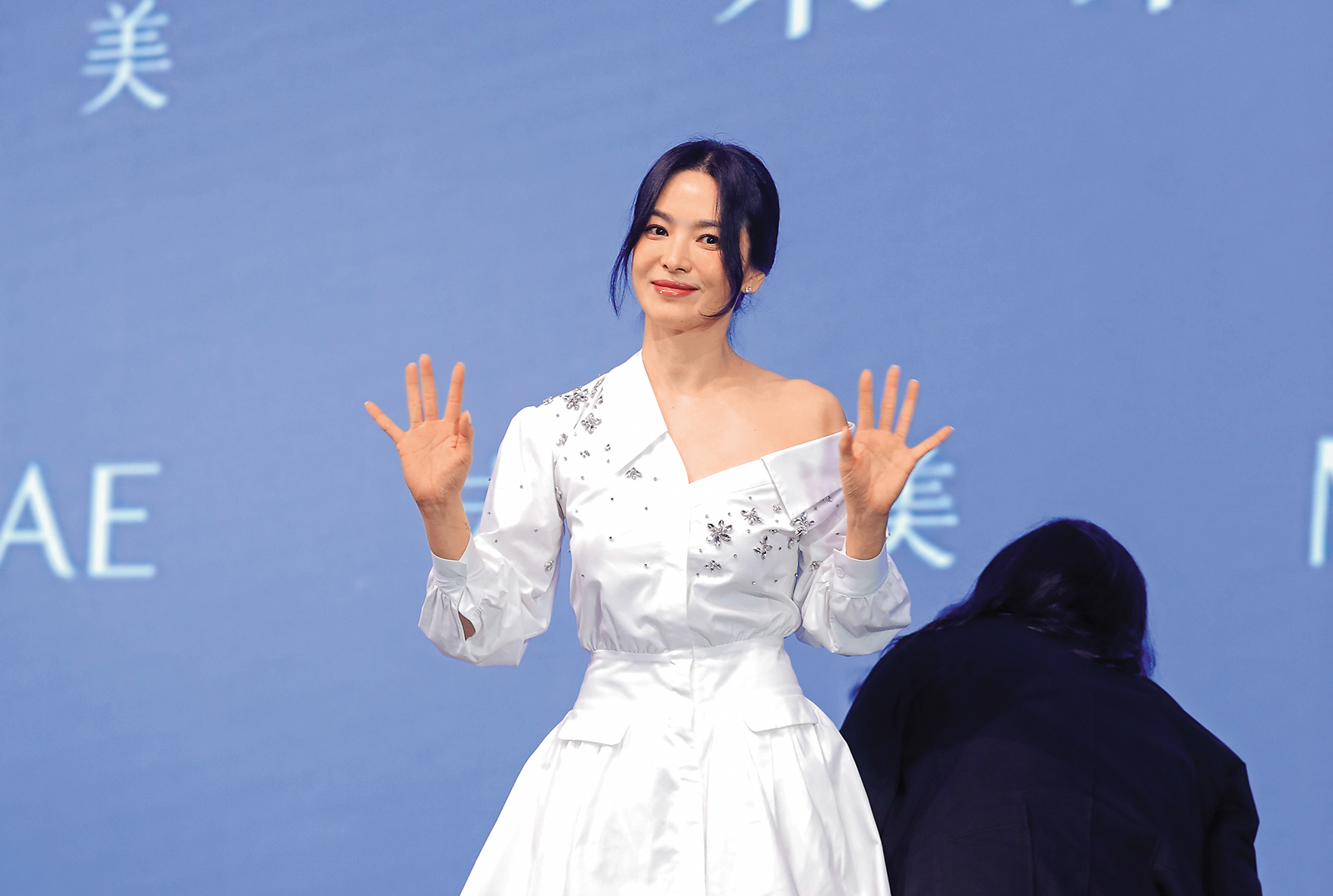 宋慧喬這只露50％的美肩，讓人強迫症發作，好想幫她把衣服拉好～（難得正派的小編）