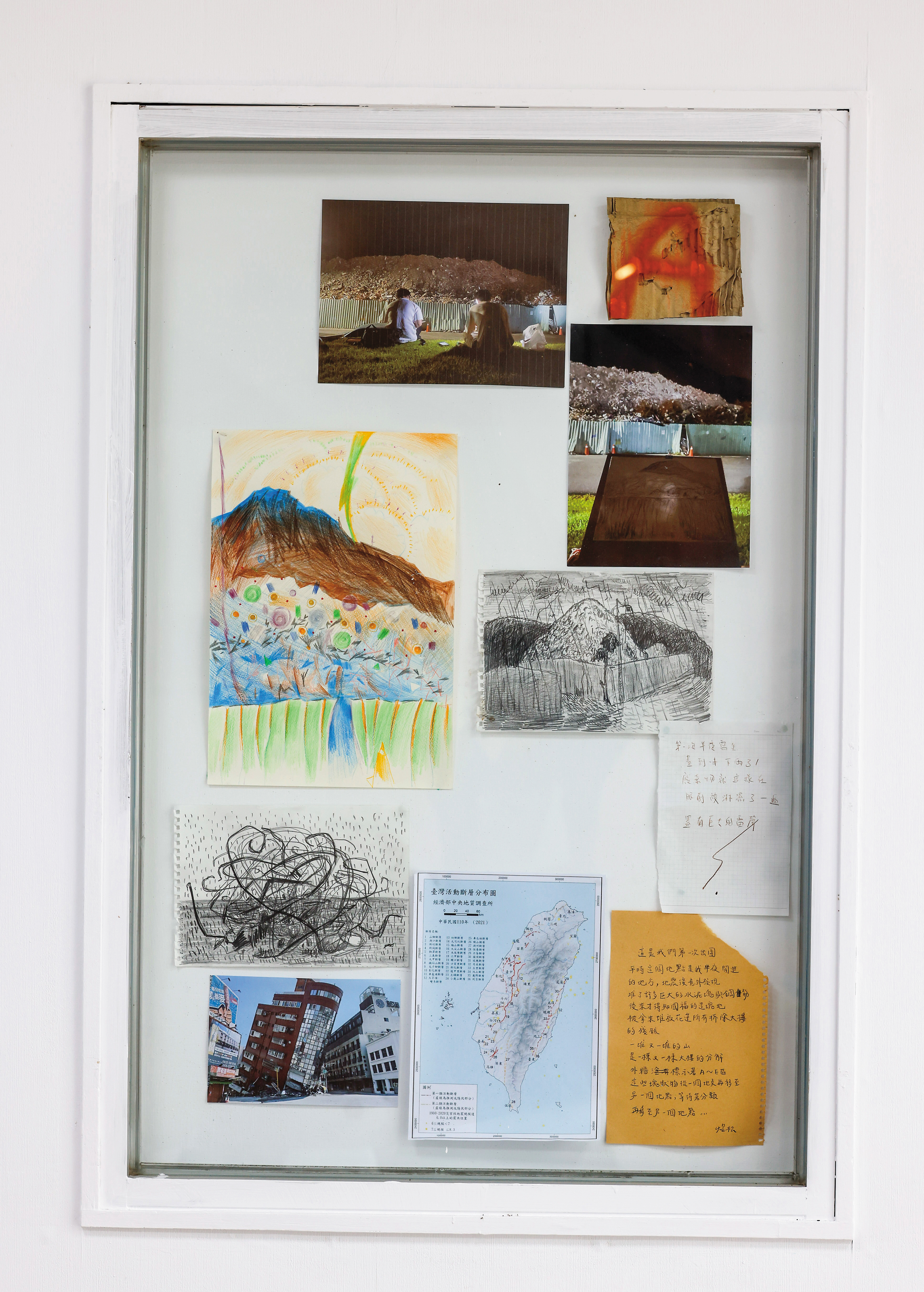 寫生團部分畫展依「地點」為主軸在櫥窗展示，搭配攝影和畫作，寫生團成員張峻閡說很像警察辦案的線索牆。