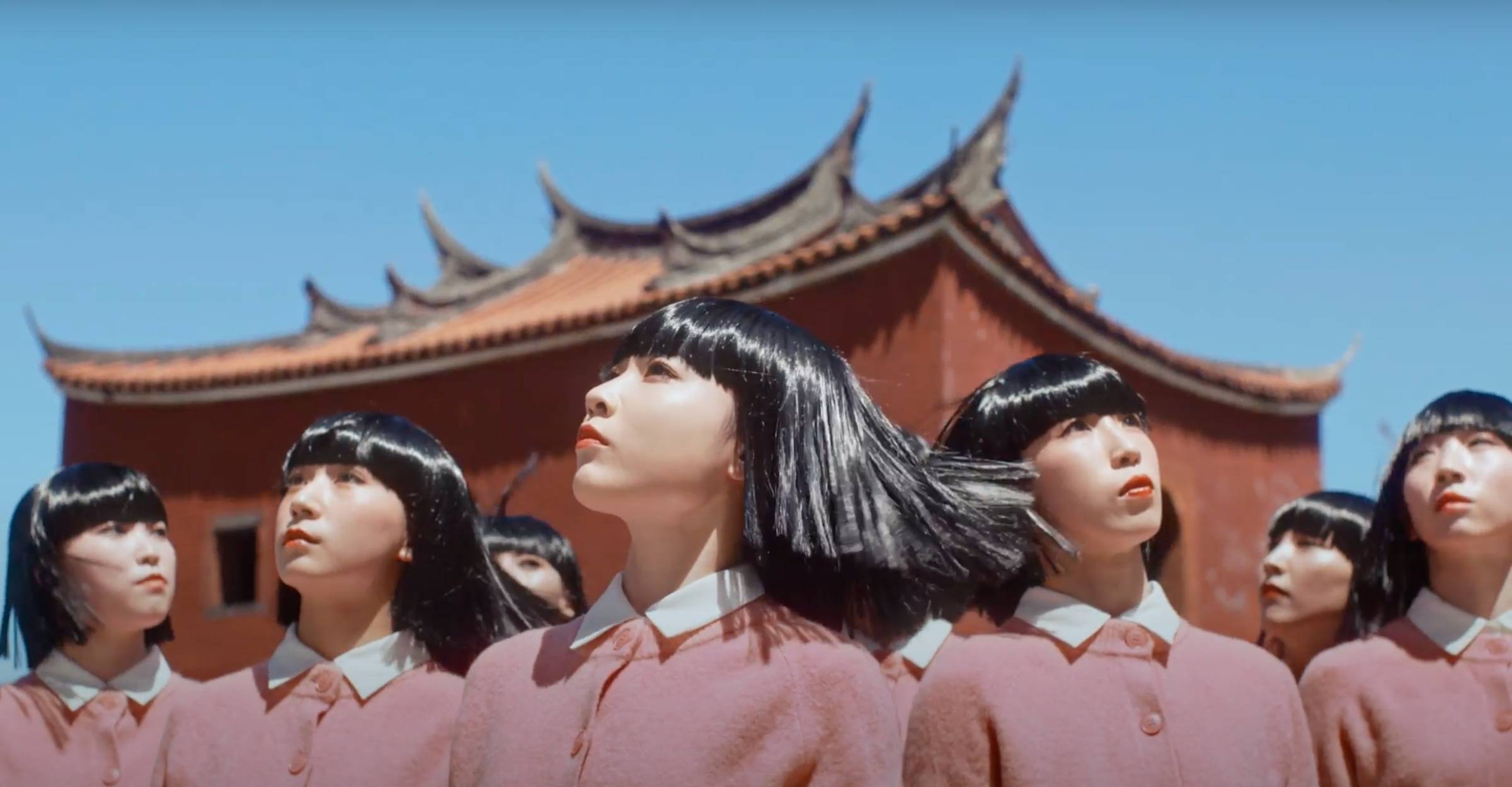 Avantgardey舞團身上穿的，是GU今年秋冬主打單品「PUFFY TOUCH多彩針織系列」中的女裝圓領開襟外套。（GU Taiwan提供）