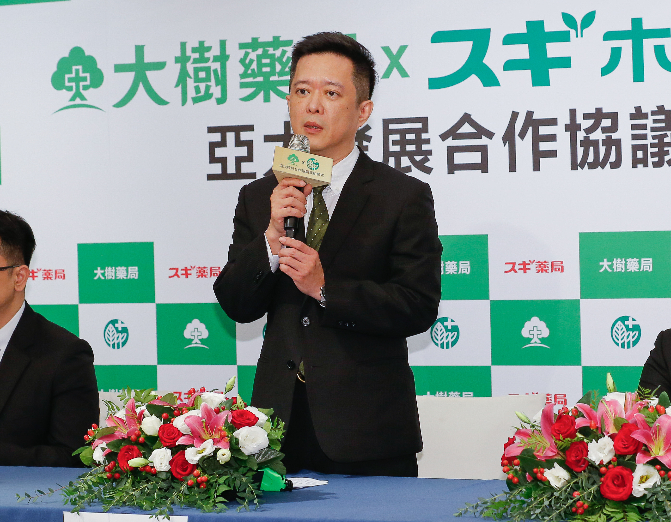 鄭明龍（中）自曝仿效日本SUGI藥局的貨架擺設，大樹成為SUGI布局海外的第一個合作夥伴。