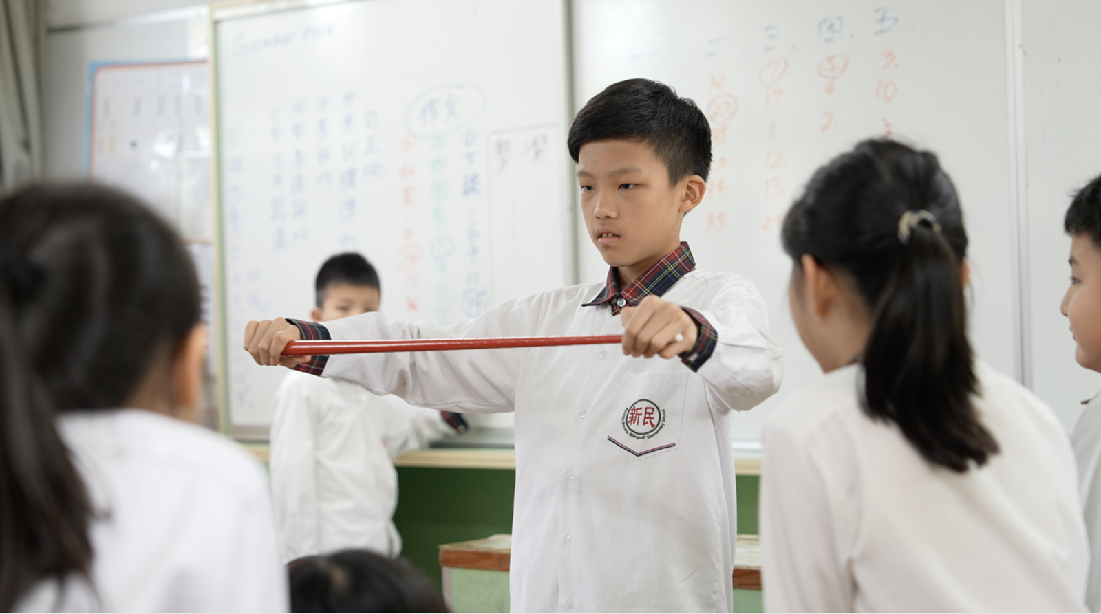 《我的成長》特地找來會變魔術的素人少年飾演小時候的劉謙。(喜盟娛樂提供)