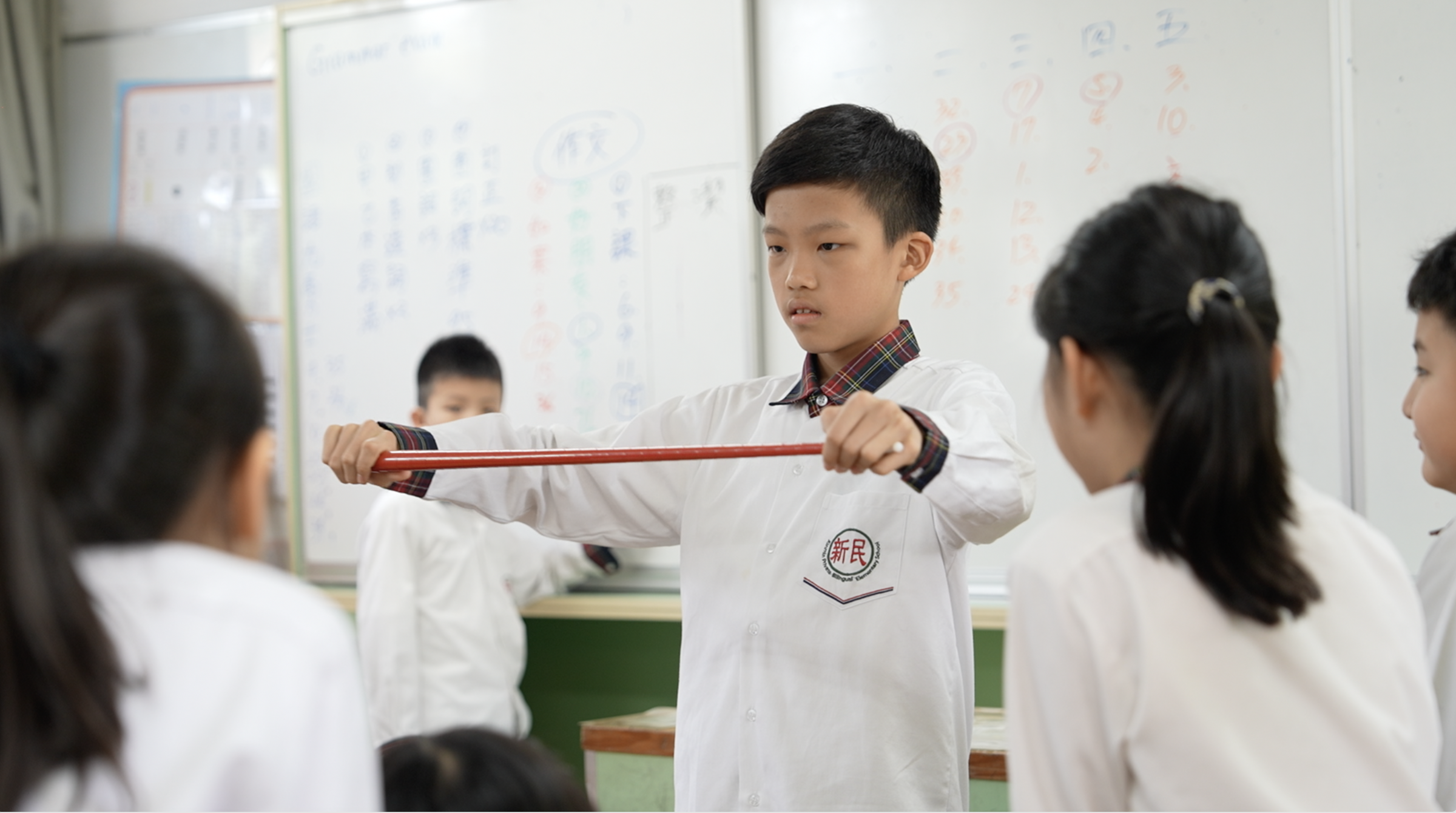 《我的成長》特地找來會變魔術的素人少年飾演小時候的劉謙。（喜盟娛樂提供）
