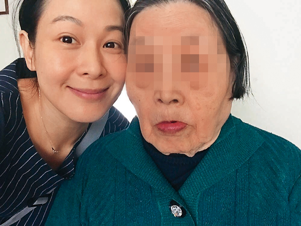 劉若英(左)曾寫到,2歲父母離異後便與祖父母同住,把他們當成父母,老人家也如疼愛兒女般的照護自己。(翻攝自劉若英微博)