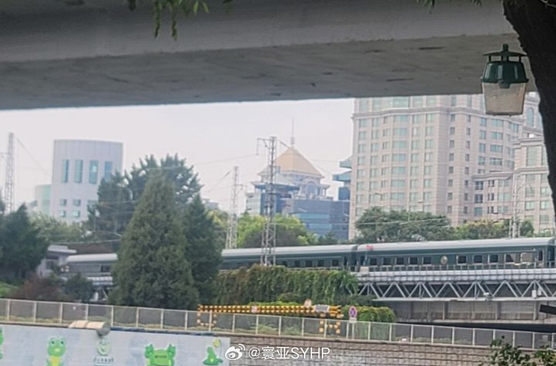 金正恩搭乘防彈列車跨越中韓國境。（翻攝微博）
