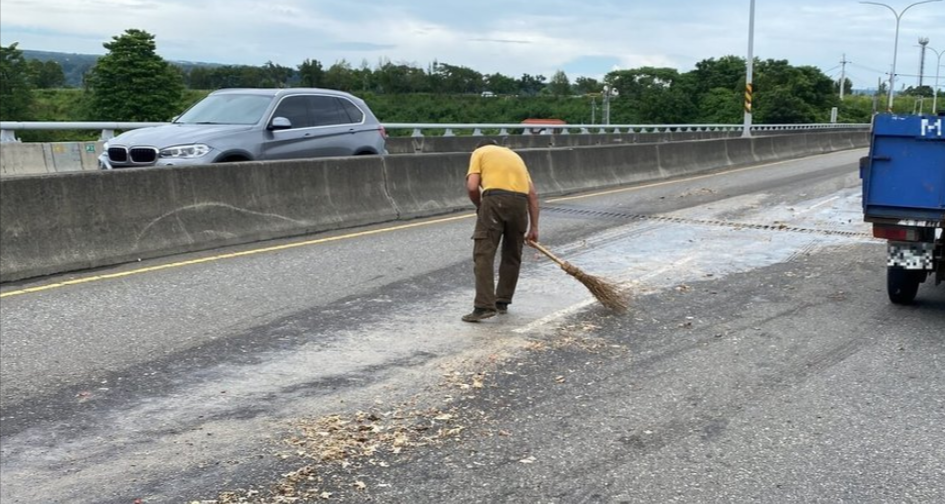 開小貨車的曾男載運廚餘不慎打翻，立即返家拿竹掃把善後。（翻攝畫面）