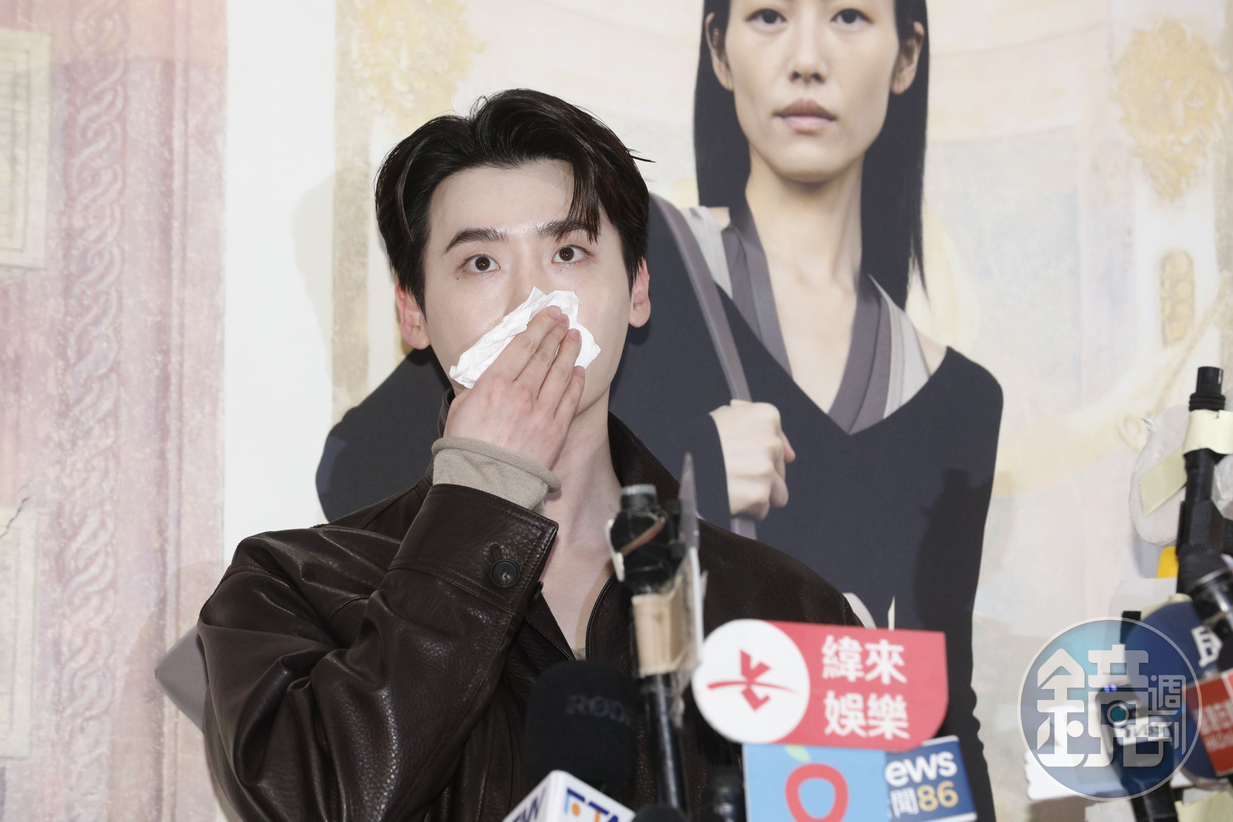 熱到出汗的李鍾碩，只好邊受訪邊擦汗。