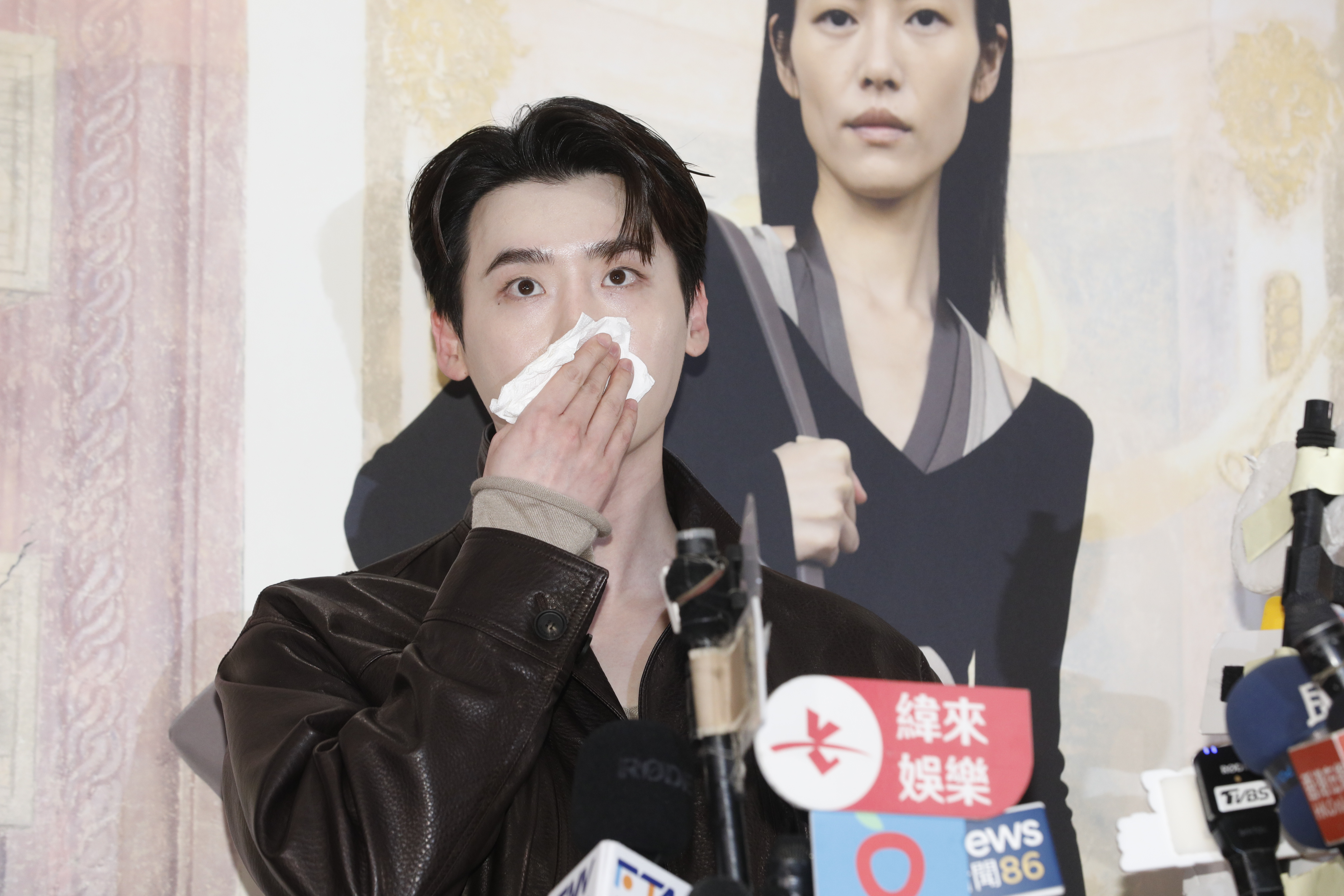 熱到出汗的李鍾碩，只好邊受訪邊擦汗。