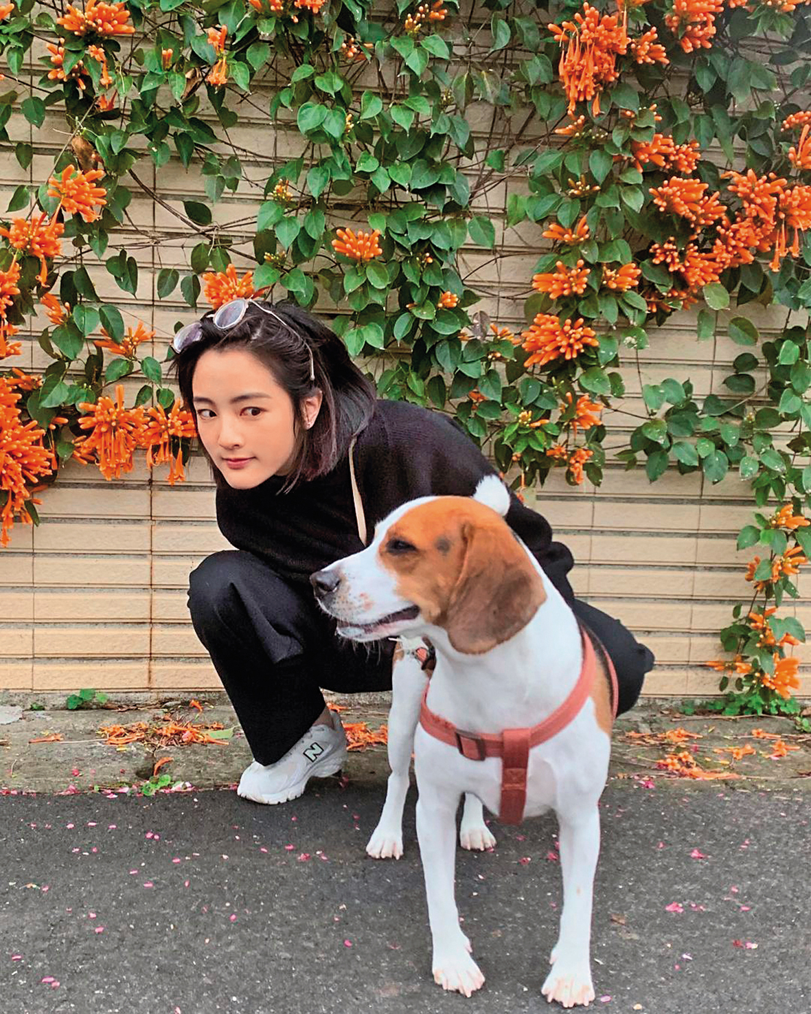 王淨常在社群網站露出可愛逗趣一面，也期許另一半「要是情人也是朋友」，兩人一狗過著幸福日常。