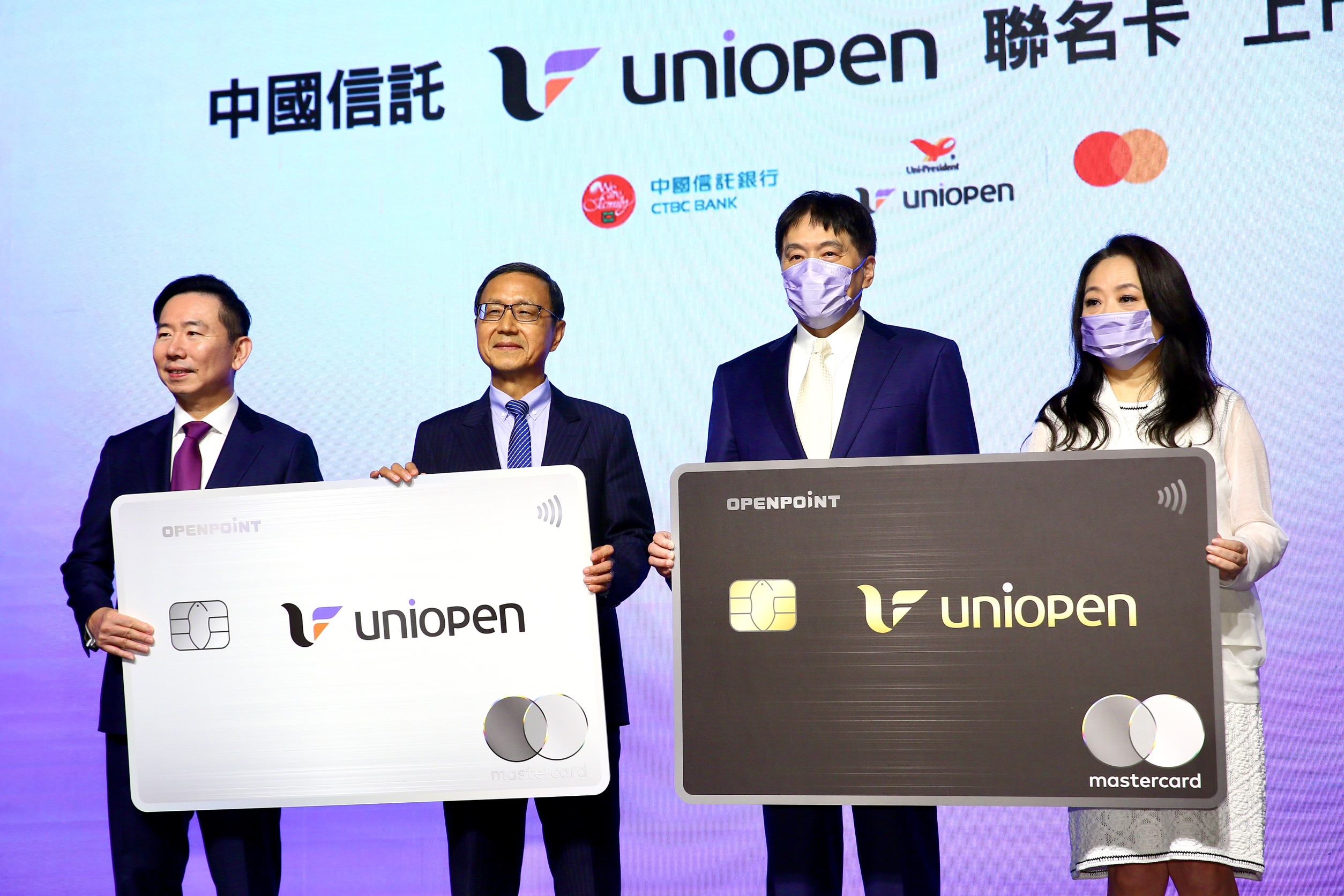 兩個產業霸主攜手。統一企業集團董事長羅智先與國內發卡量第一的中信銀董事長陳佳文，共同宣布聯袂發行「中國信託uniopen聯名卡」。