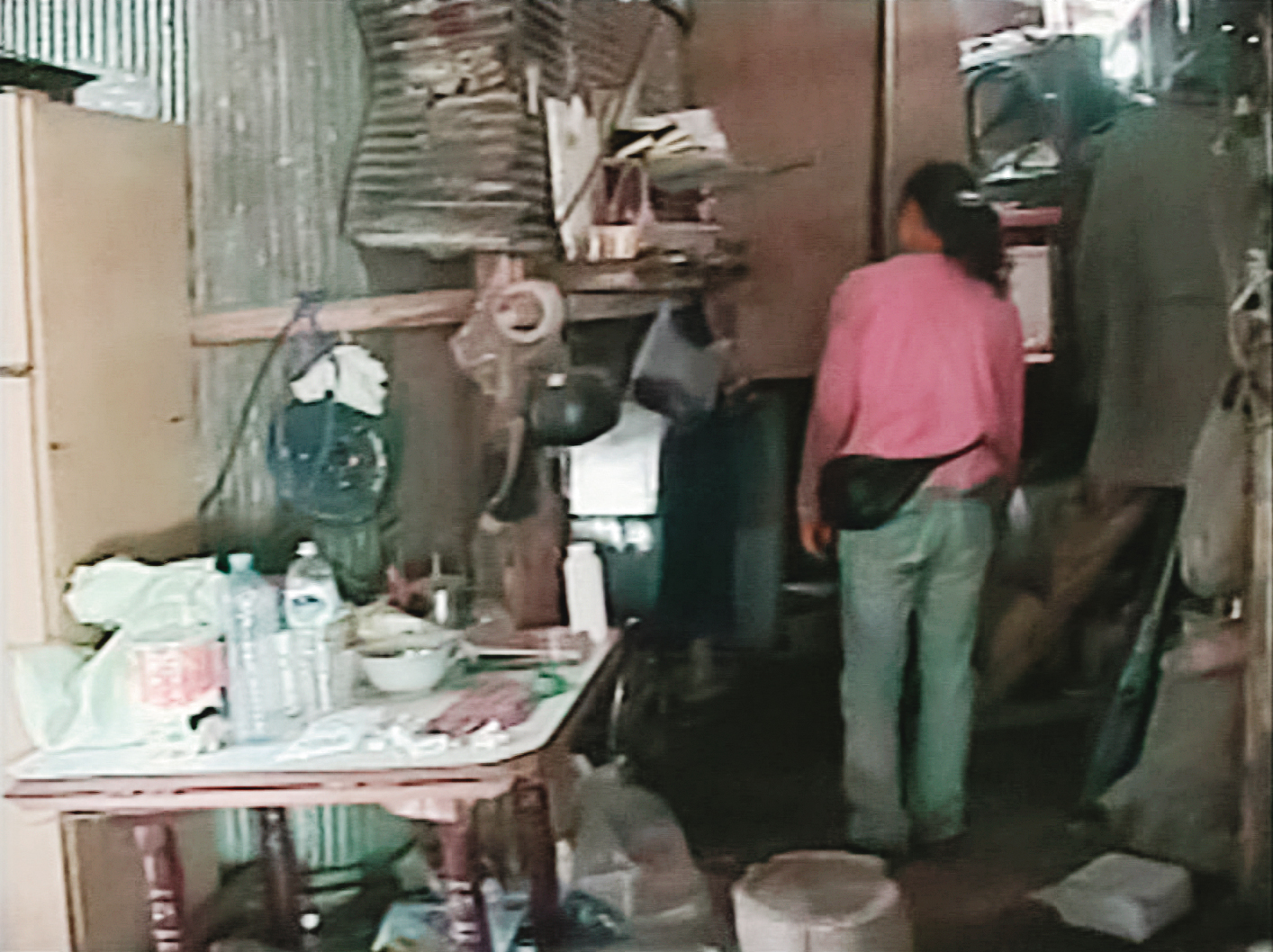 警方至林姓夫妻家中蒐證，並帶回剩菜及酒瓶送驗。（東森新聞提供）