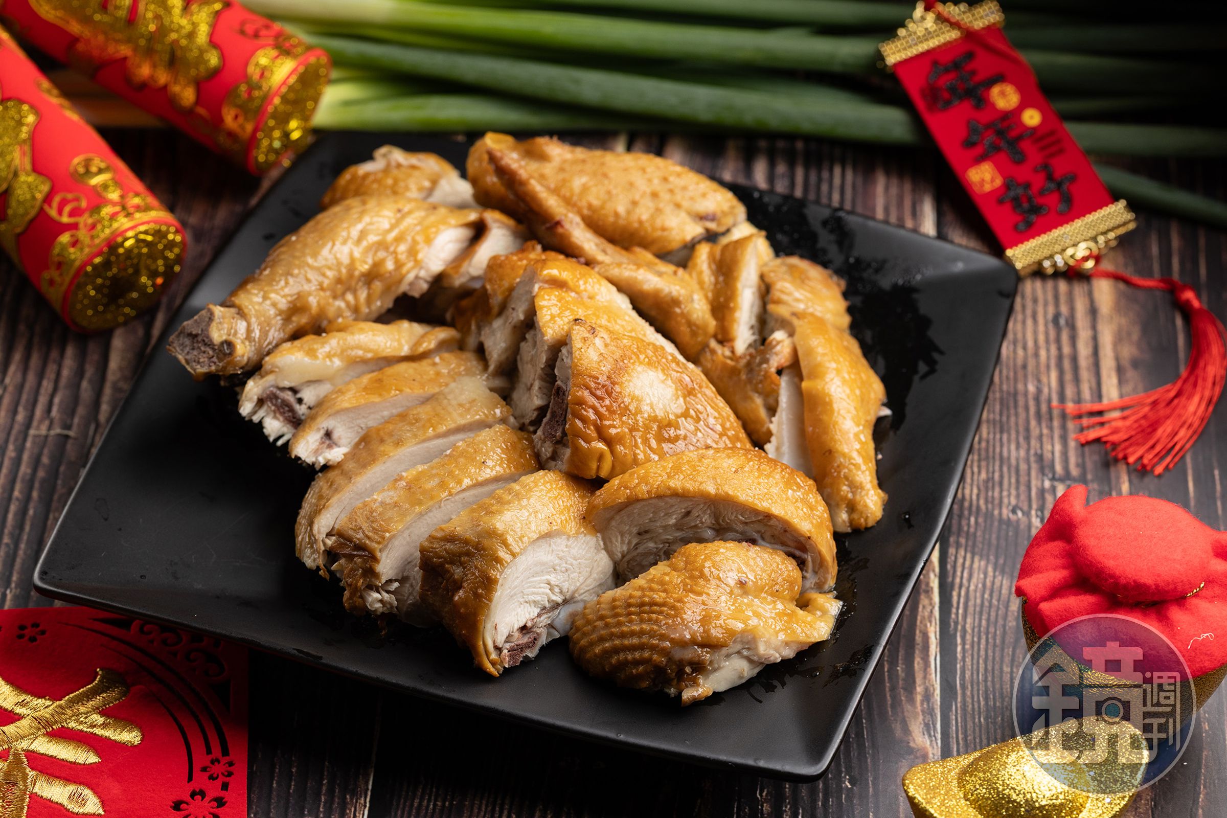「烤雞」煙燻味十足，是不少客人過年必吃菜色。（250元／份）