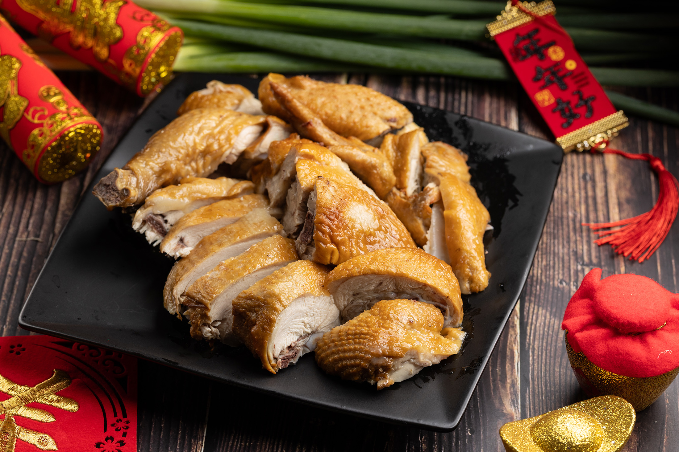 「烤雞」煙燻味十足，是不少客人過年必吃菜色。（250元／份）