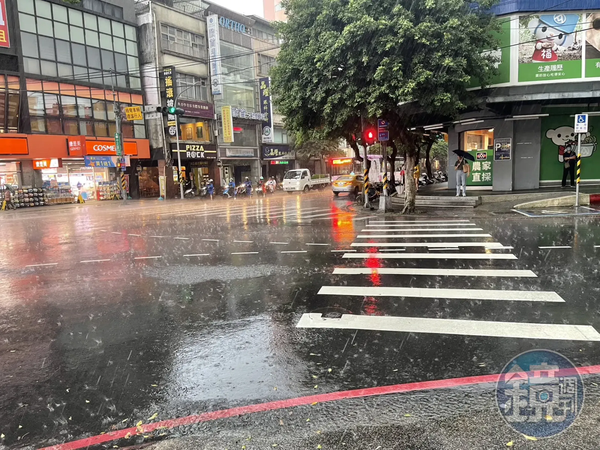 氣象署對4縣市發布豪大雨特報，台東防豪雨來襲。