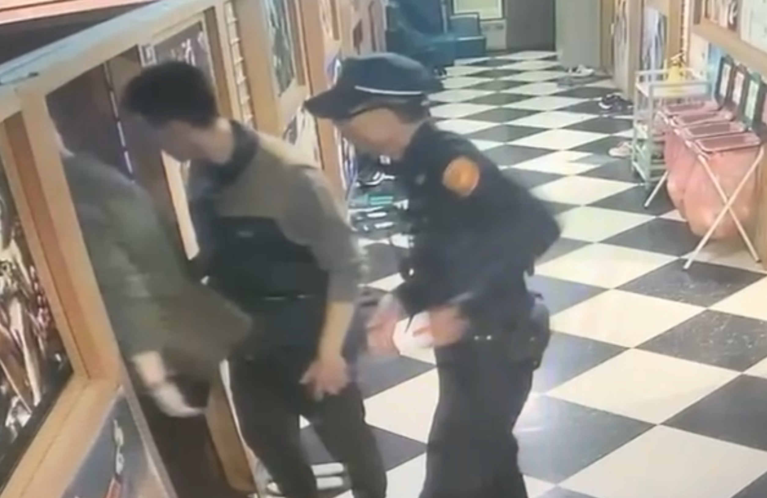 2名搶匪搭計程車拒付車資，在北市長安西路劫走小黃將車上財物搜刮一空，隨即搭乘客運南下逃逸，警方循線在台中網咖查獲2人，圖為警方進入網咖逮捕嫌犯畫面。（翻攝畫面）