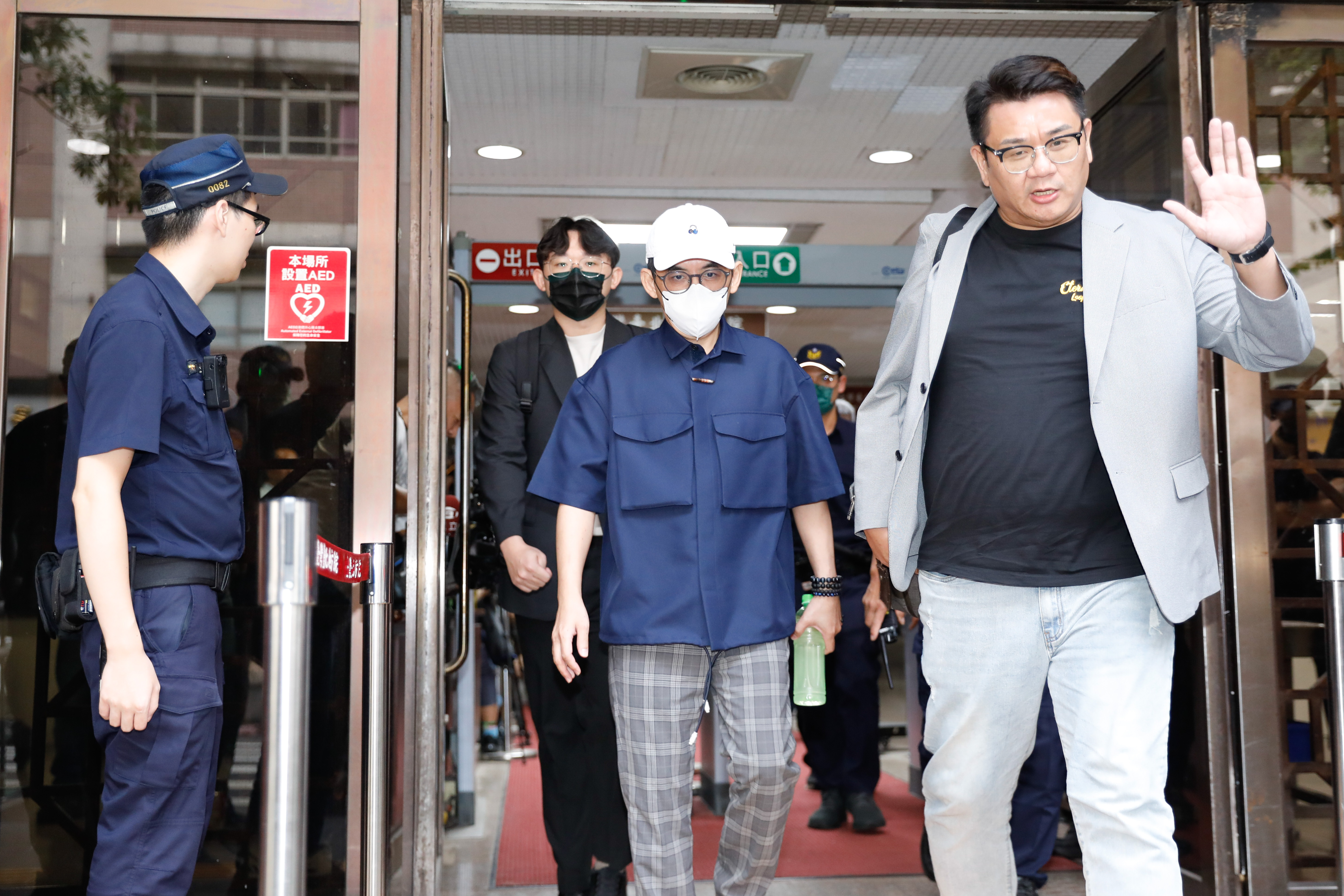 今天下午4時再度開庭，黃子佼穿著與上次一樣的顏色的衣服。