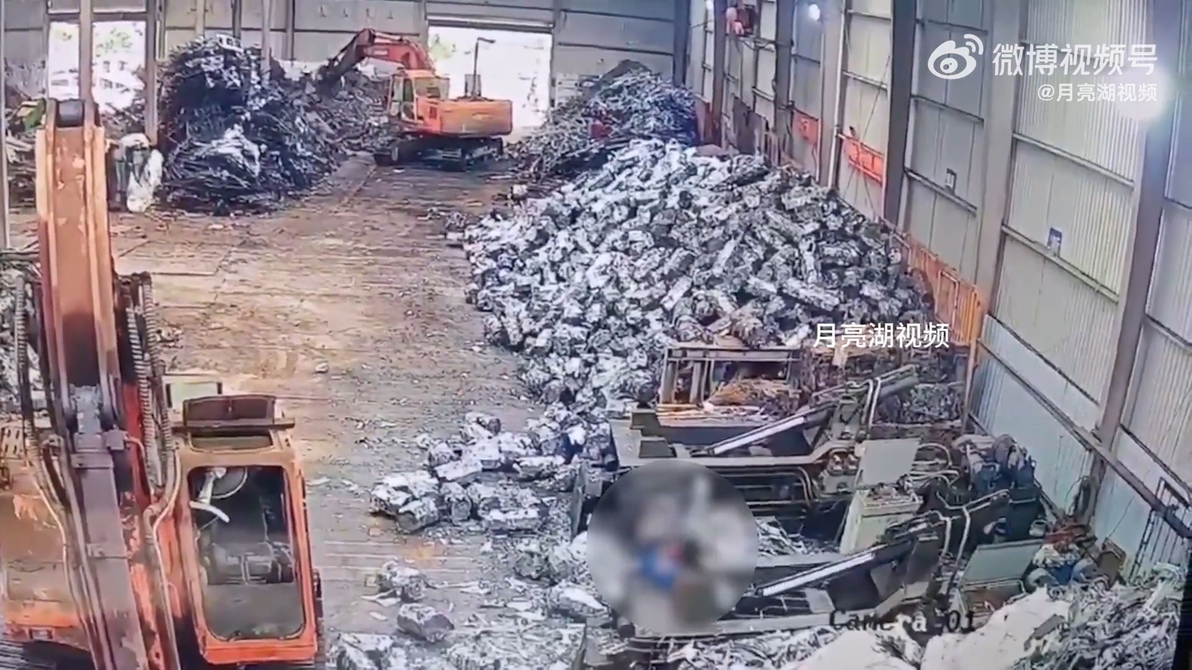之後工人跑到機器區,最後遭到機器「腰斬」。(翻自微博)