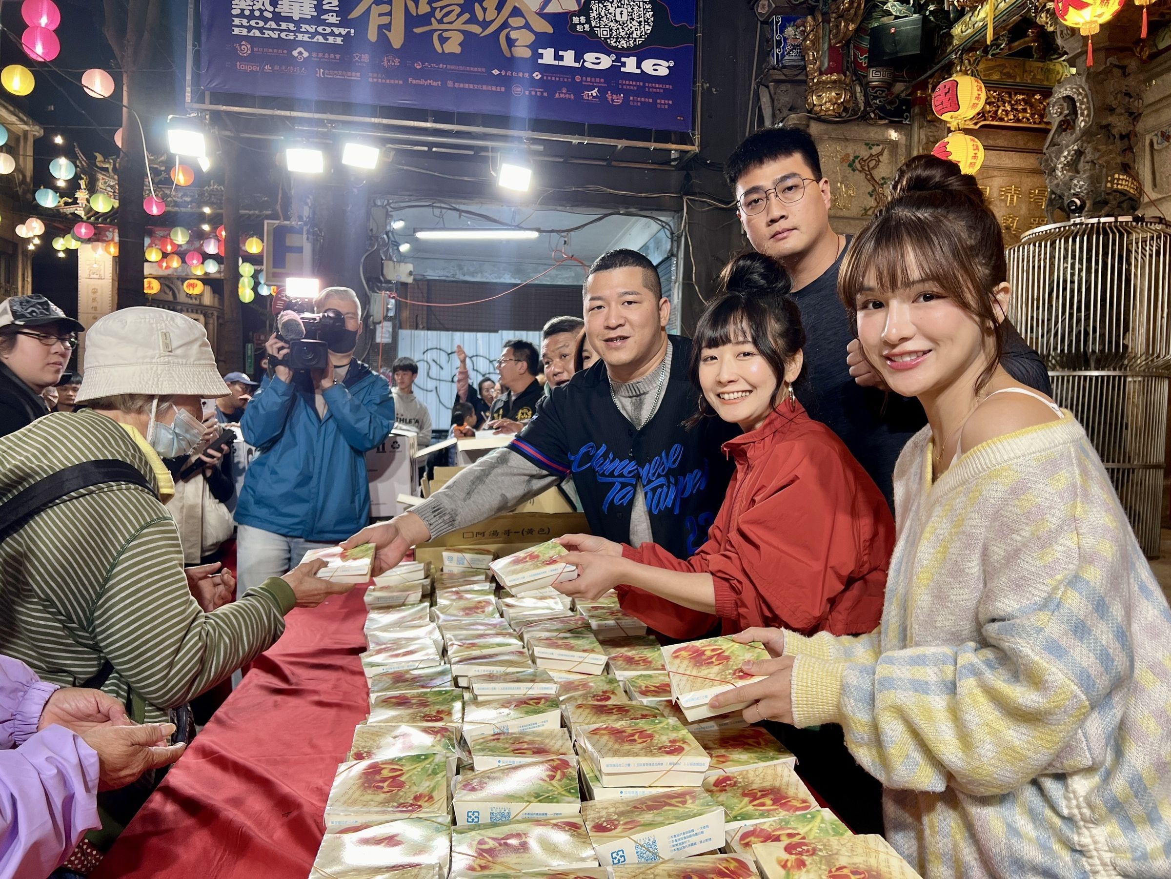 草爺發豬腳,林岱縈(前)也以行動支持在現場幫忙。(紅心字會提供)