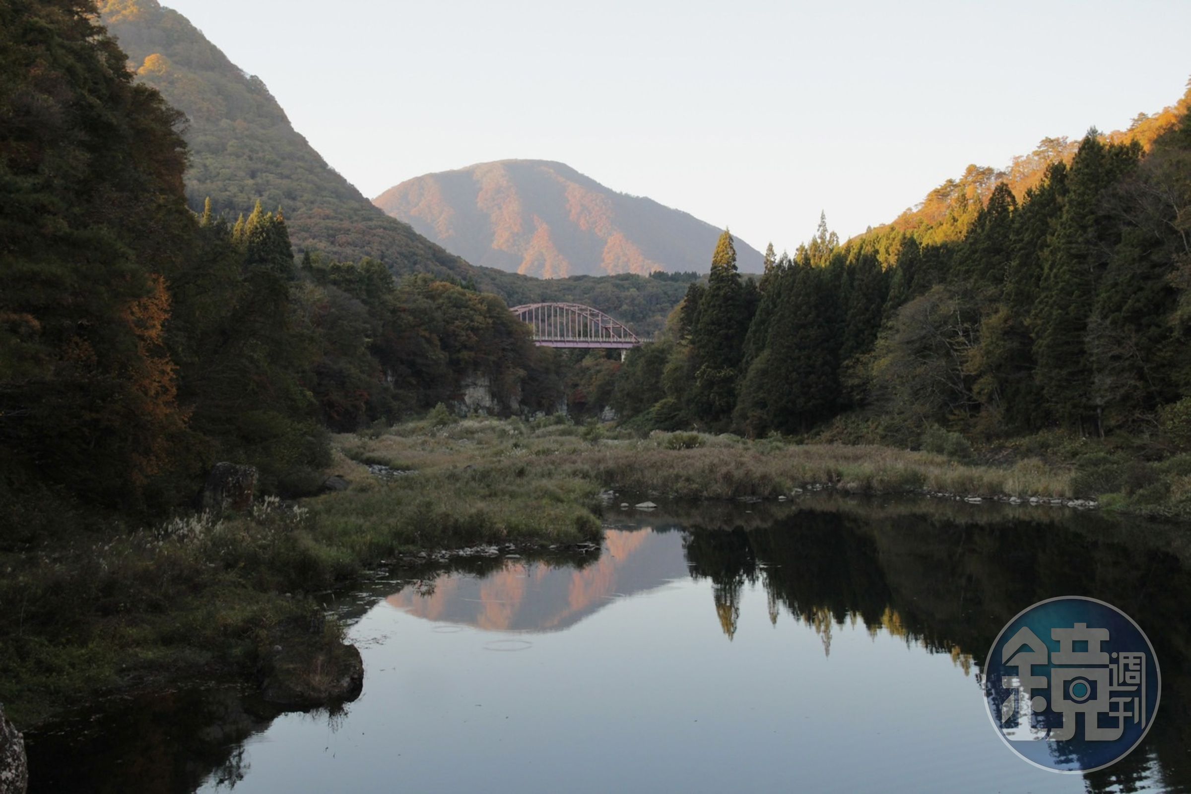 吊橋上的水鏡美景之一，遠遠還能看到列車鐵橋。
