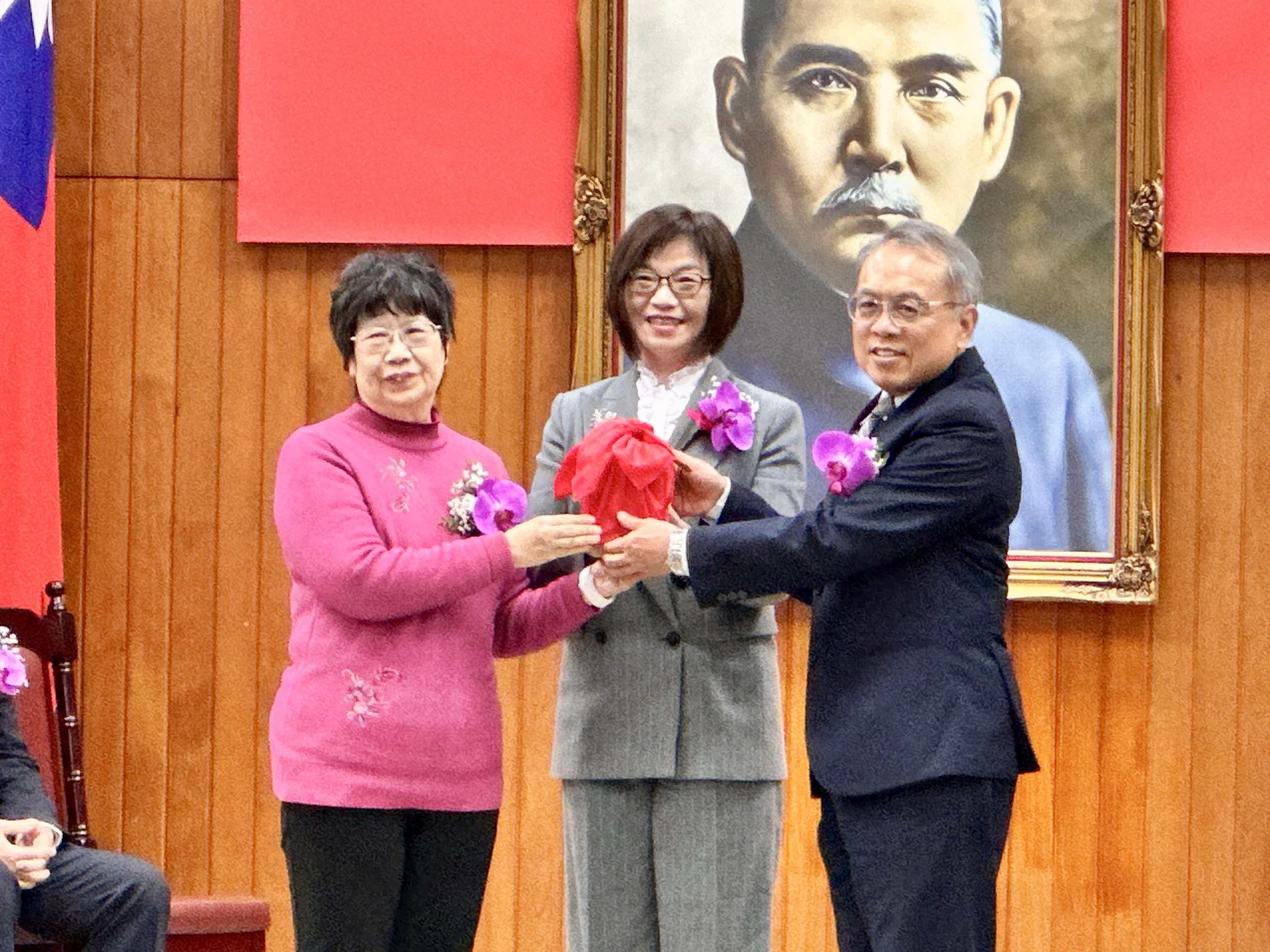 花蓮高分院院長許仕楓(左)卸任後由張國忠(右)升任。