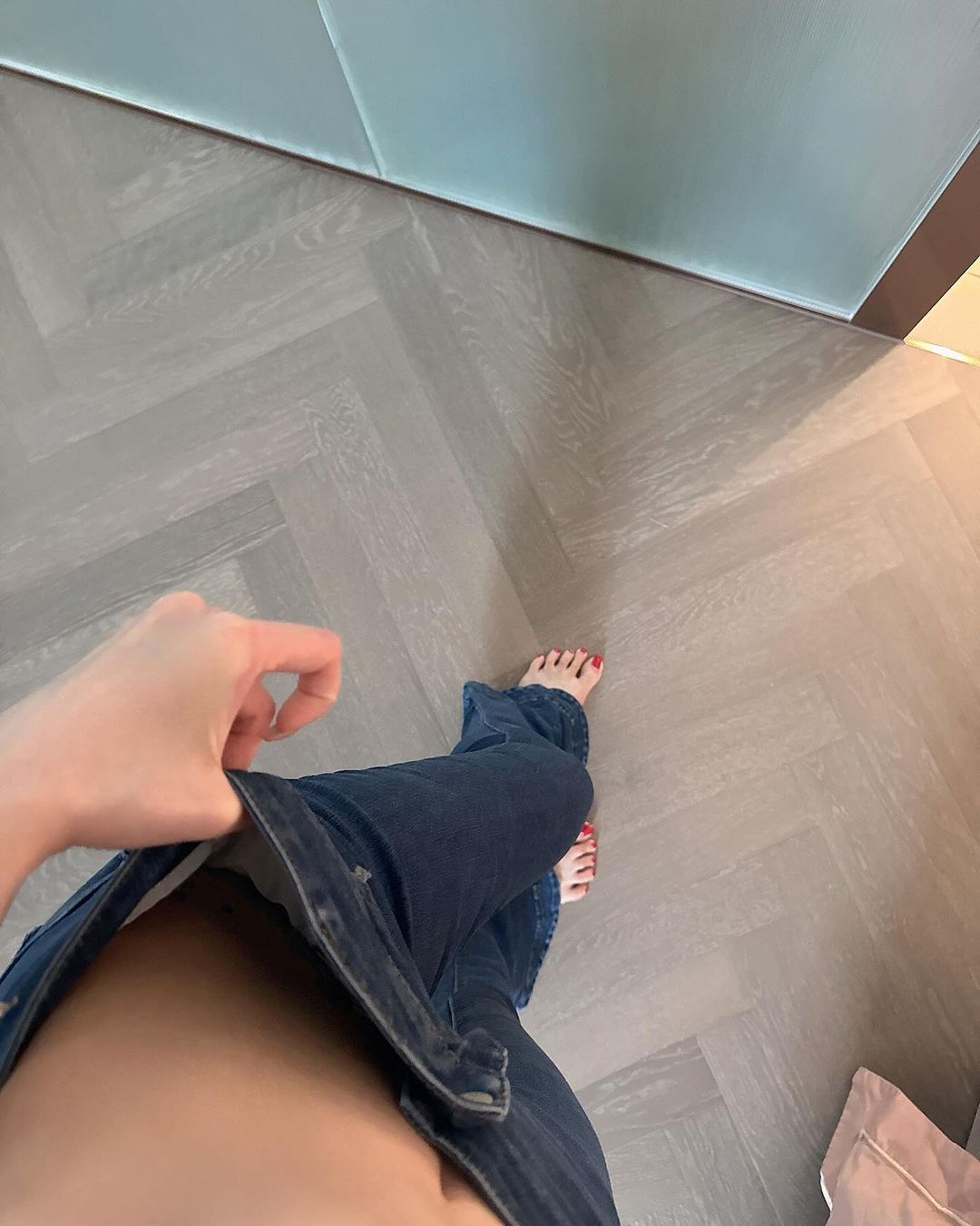 Cammi大秀消脂成果，腰線十分明顯。（翻攝IG@alyssa_medical）拉褲頭
