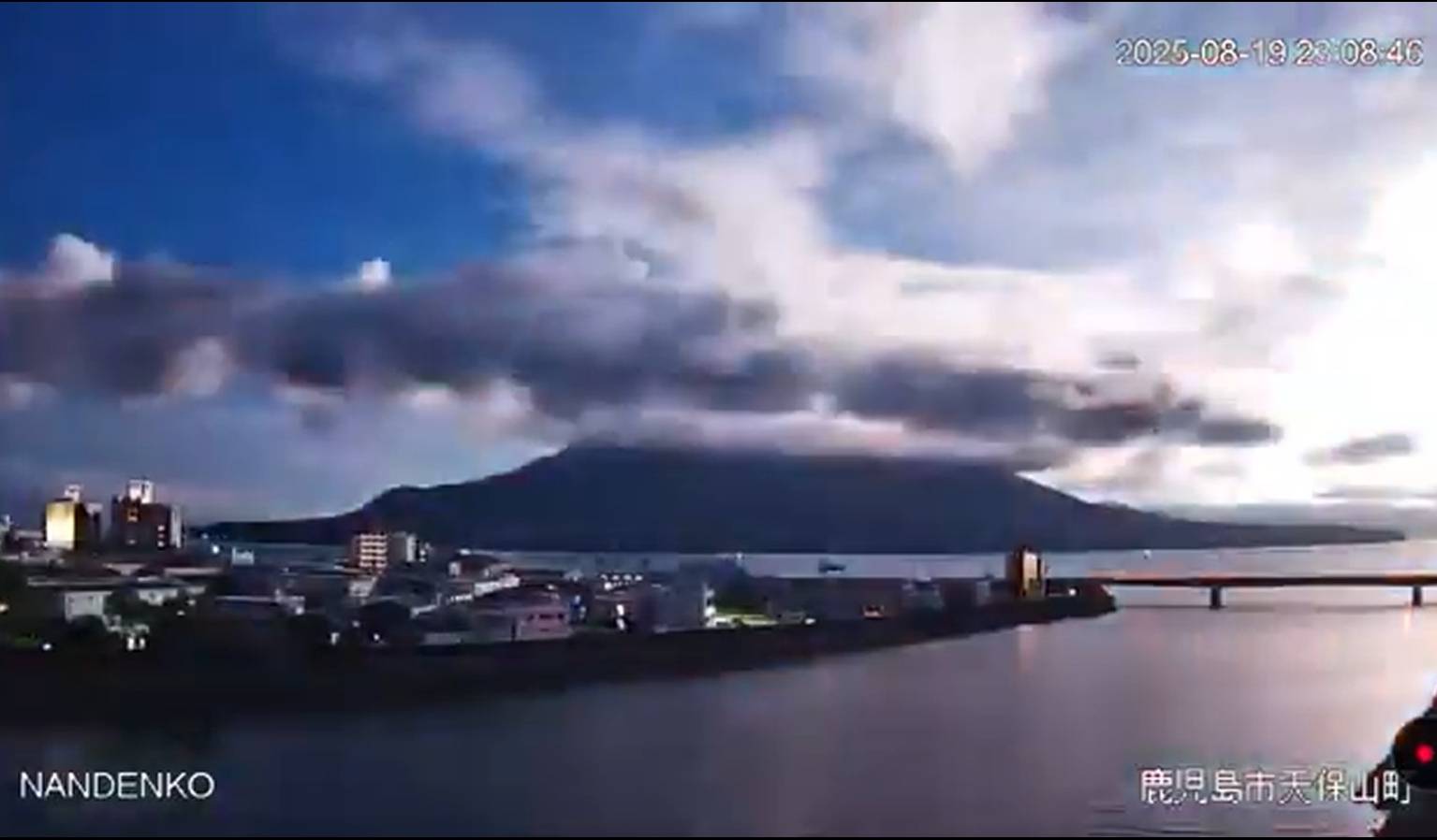 火球墜落瞬間，鹿兒島是如同回到白天。（翻攝X）