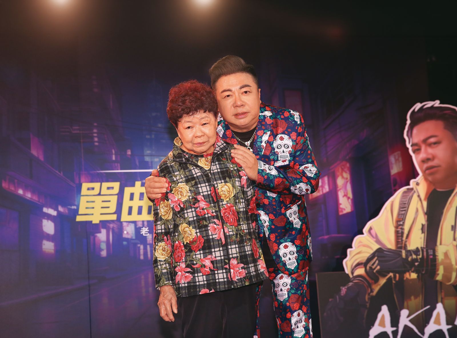 董至成（右）離婚後和媽媽（左）同住，2年前媽媽還到記者會支持
