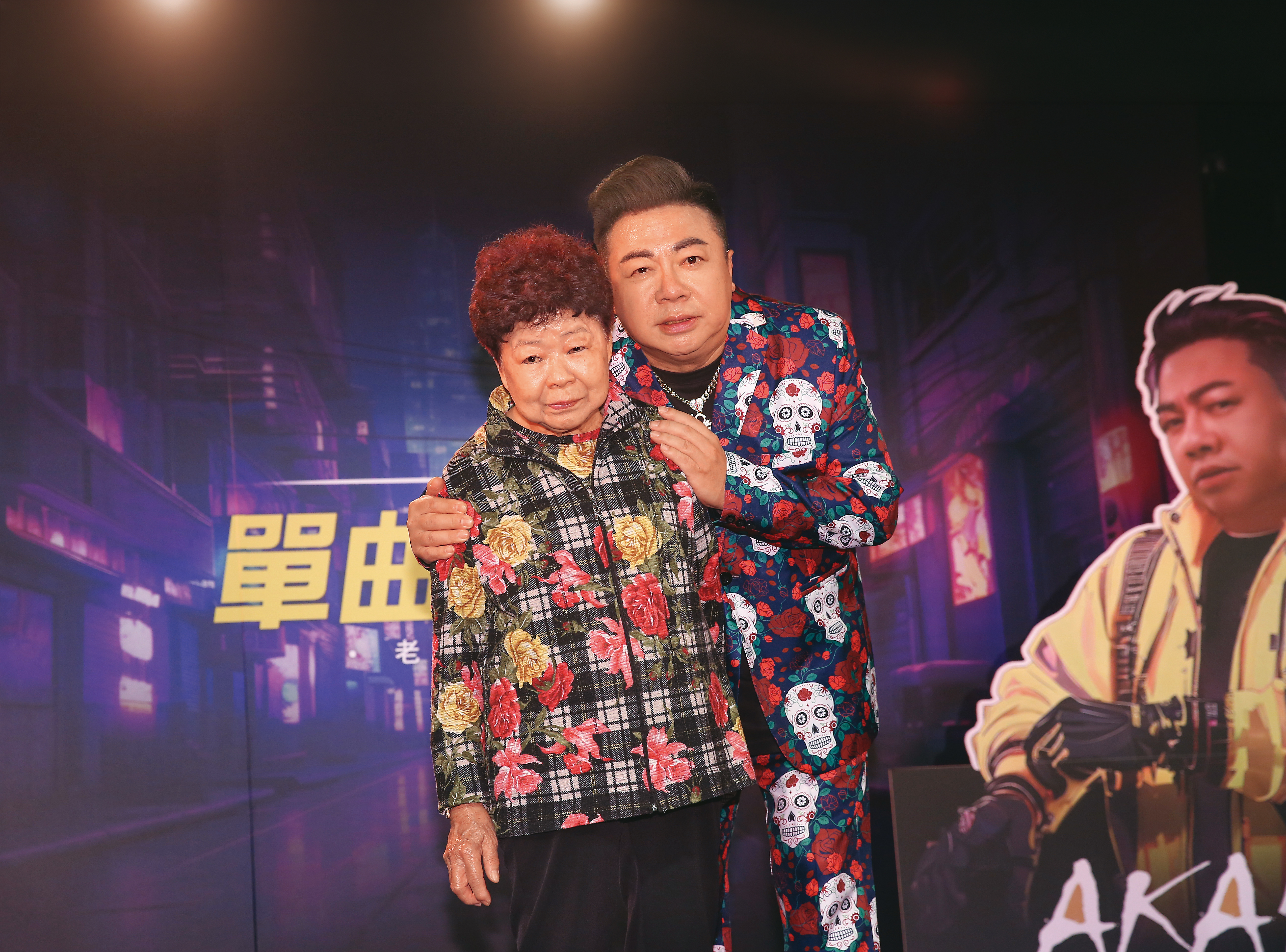 董至成(右)離婚後和媽媽(左)同住,2年前媽媽還到記者會支持。