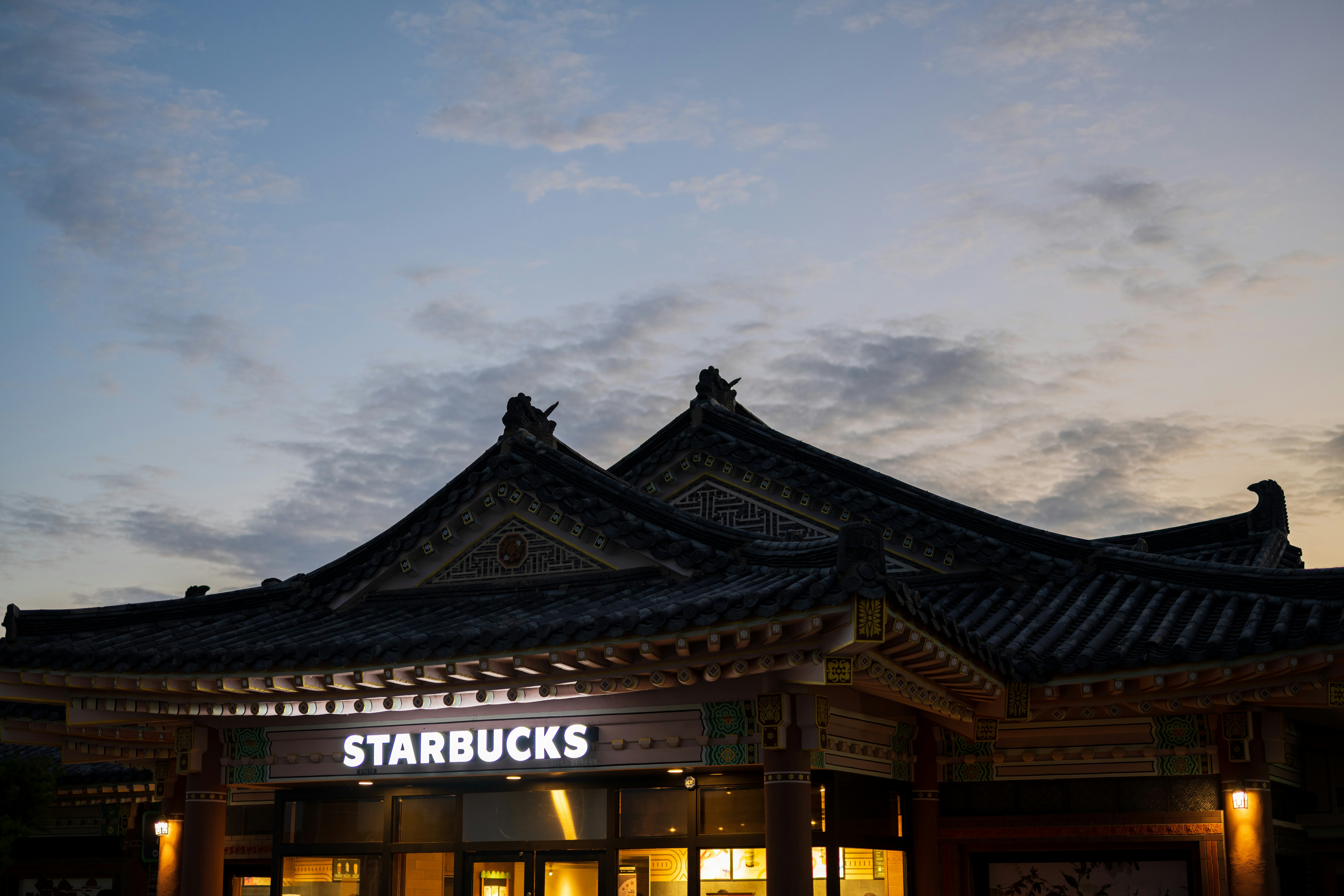 韓國星巴克近日推出坦克日活動,但宣傳文案卻觸及光州民主文化運動,引起韓國民眾怒火。(取自Unsplash)