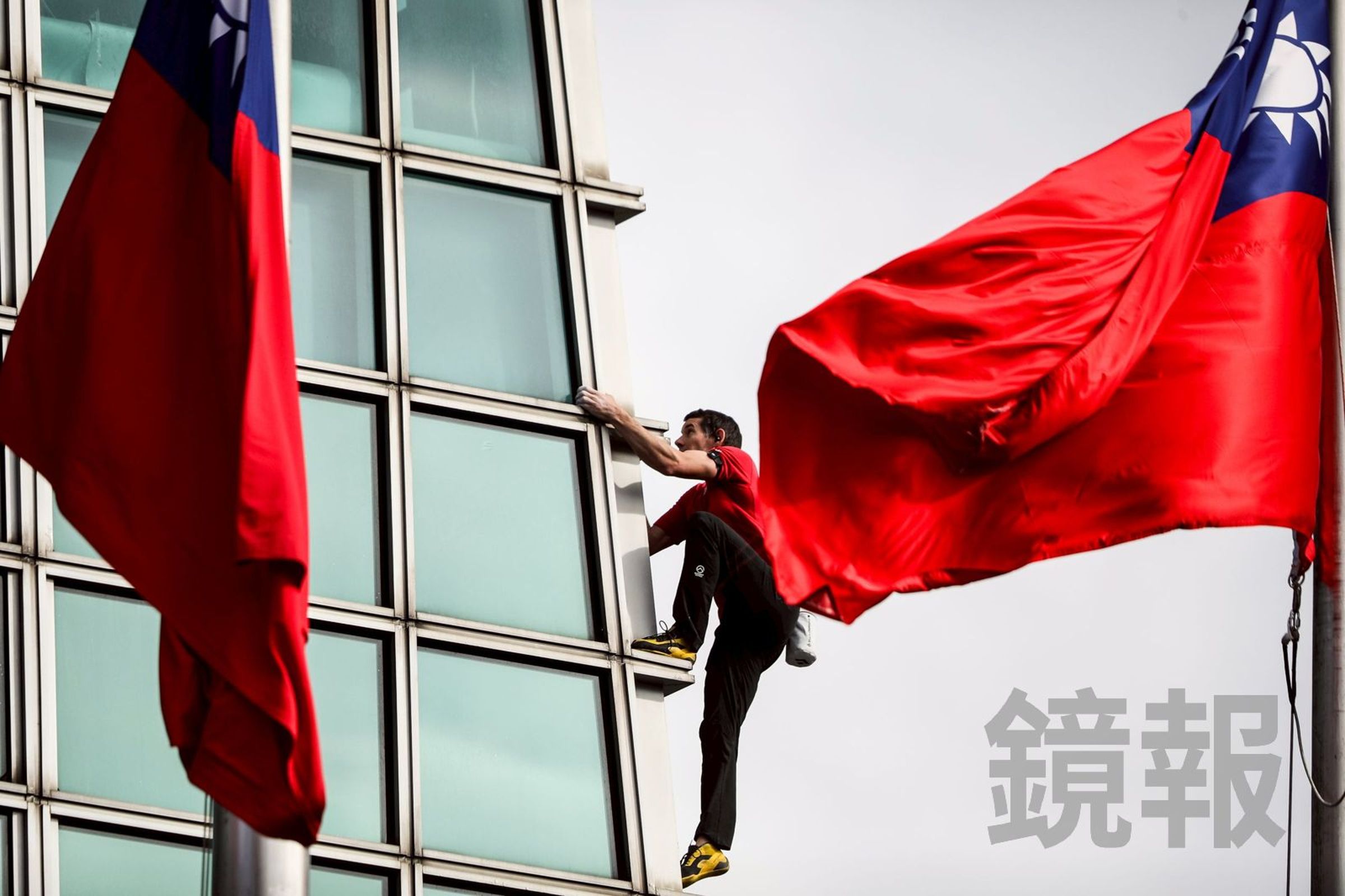 霍諾德今天成功挑戰徒手攀登台北101，全程只花了91分鐘就登頂，前總統蔡英文也po文祝賀。（鏡報鄒保祥攝）