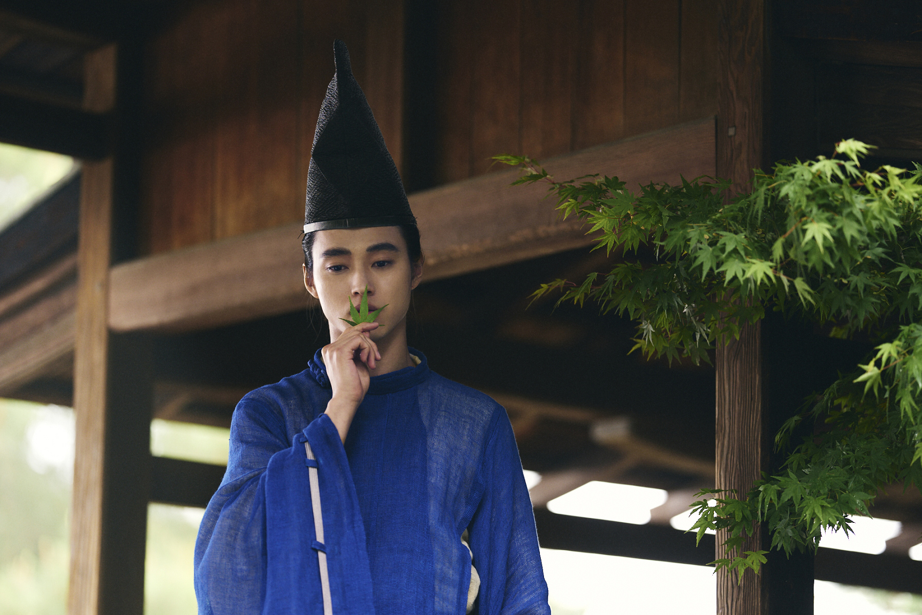 服裝設計為染出山崎賢人飾演的安倍晴明所屬的獨特藍色，前後染幾十次布料。（采昌提供）