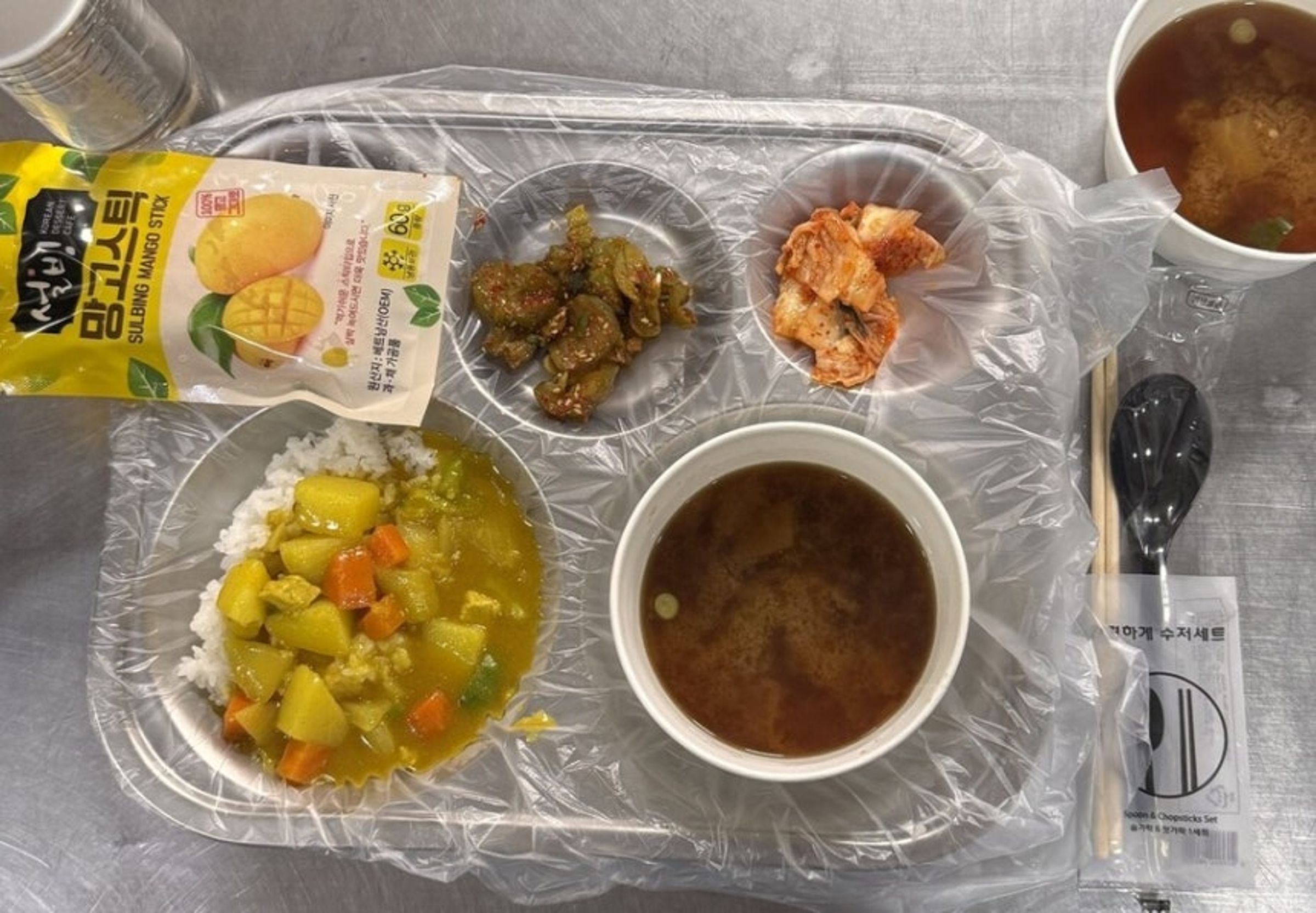 江陵市內65處社會福利機構,在餐盤上套塑膠袋避免用水洗碗。(翻攝自韓民族日報)
