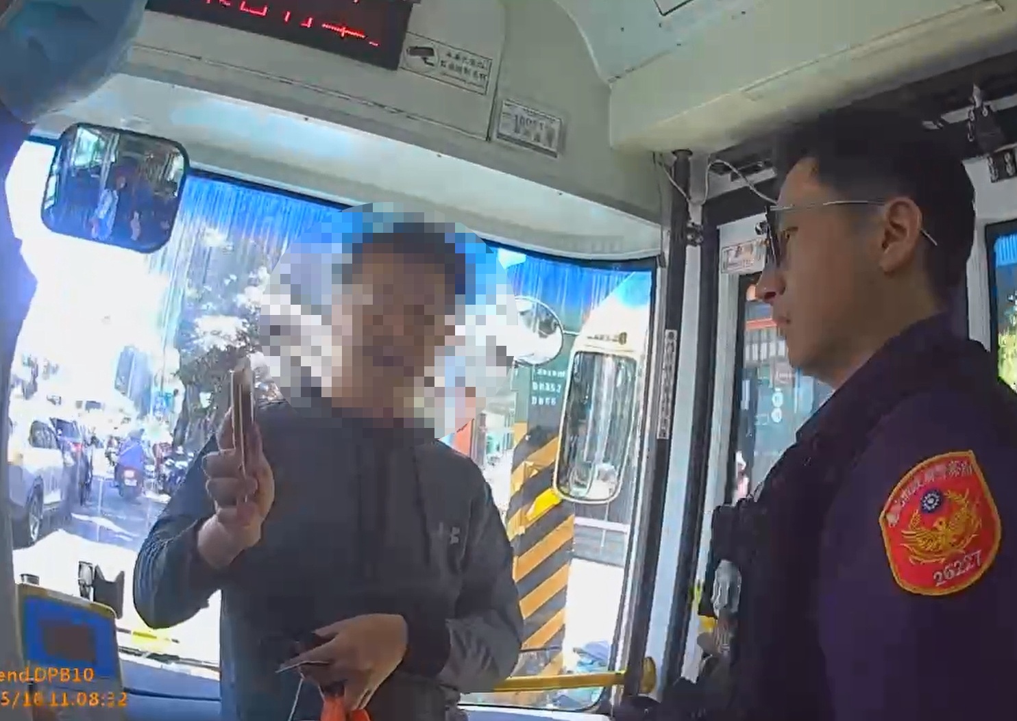 辛姓男子不滿公車後門刷卡機故障，不斷咆哮大鬧公車，警方到場仍繼續跳針。（翻攝畫面）