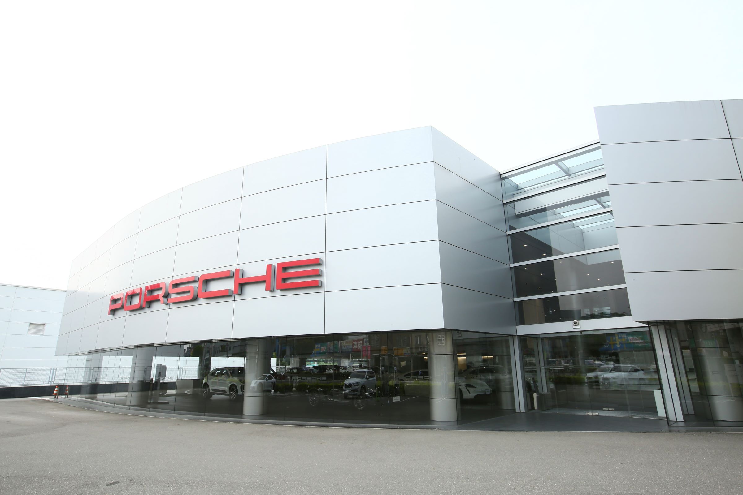 從沒有想要在中國大陸擁有自己車商體系的吳睿弘，一心只想厚積實力在台灣紮根，2015年返台取得台灣保時捷經銷商資格，從此開啟了汽車多品牌經營之路。