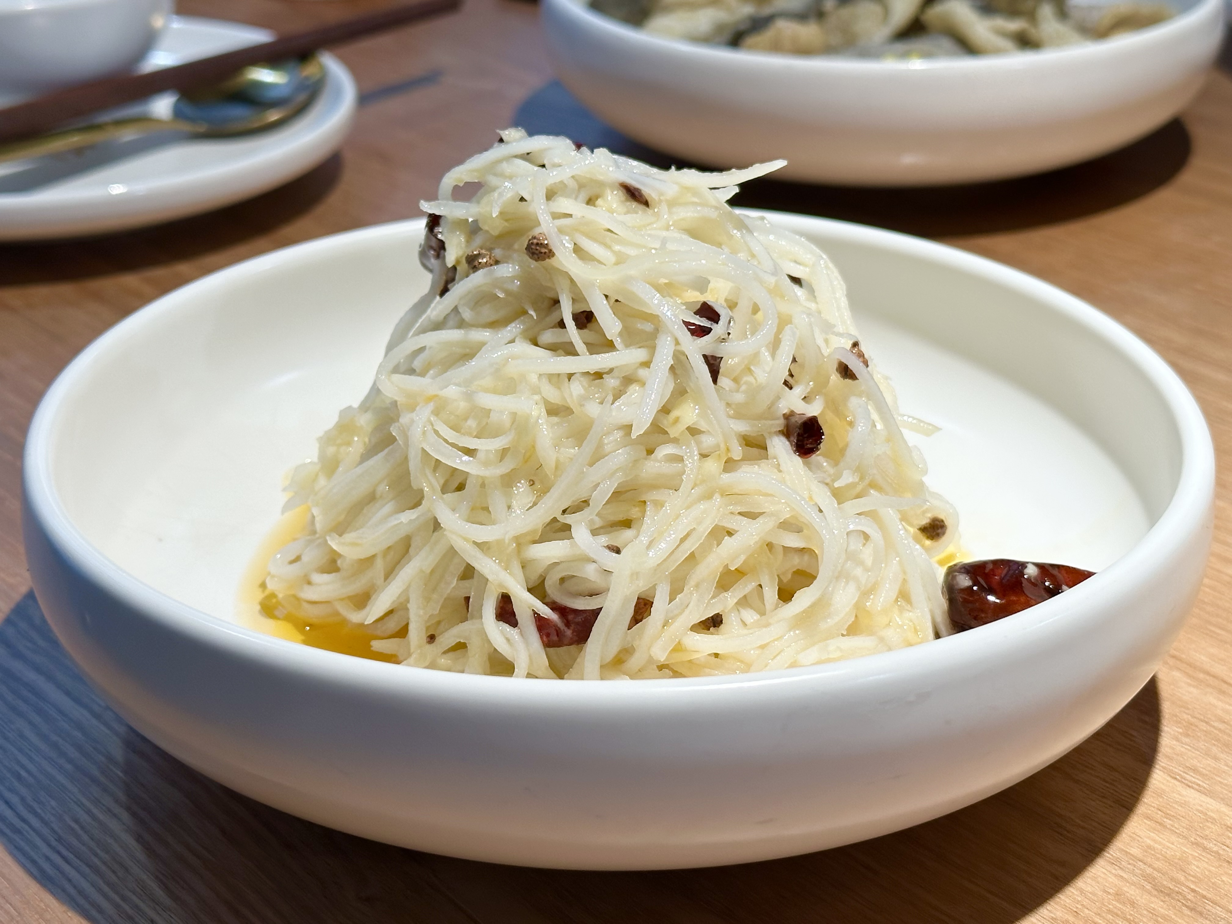 「紅油土豆絲」香料味濃，辣勁很足。（180元／份）