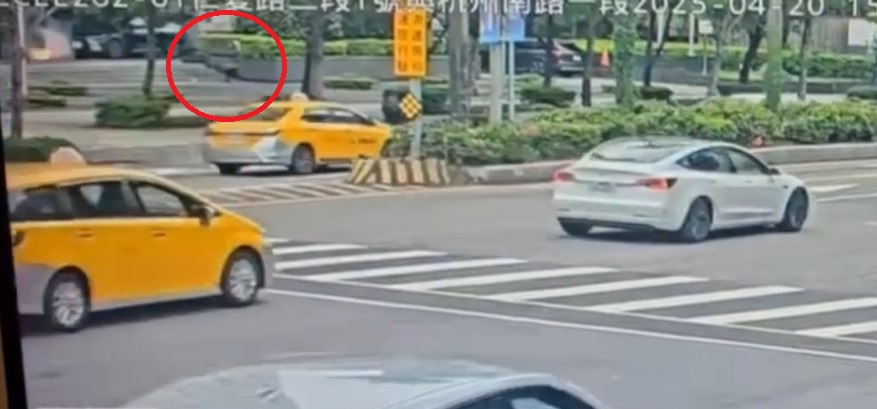 女子（紅圈）到交通部門口咆哮後施放一串鞭炮，犯案後離去。（翻攝畫面）